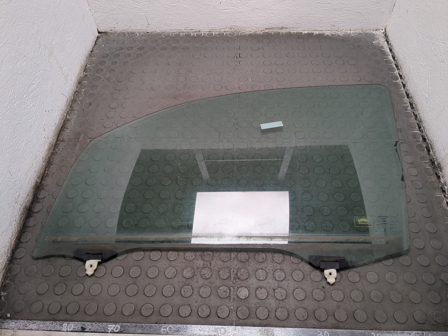 Стекло двери передней левой