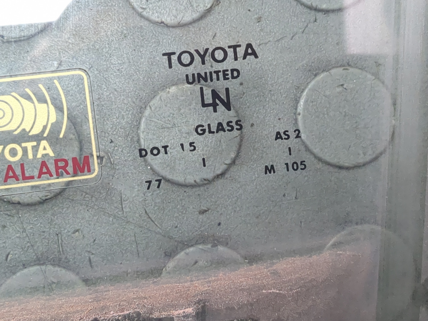 Стекло двери передней левой