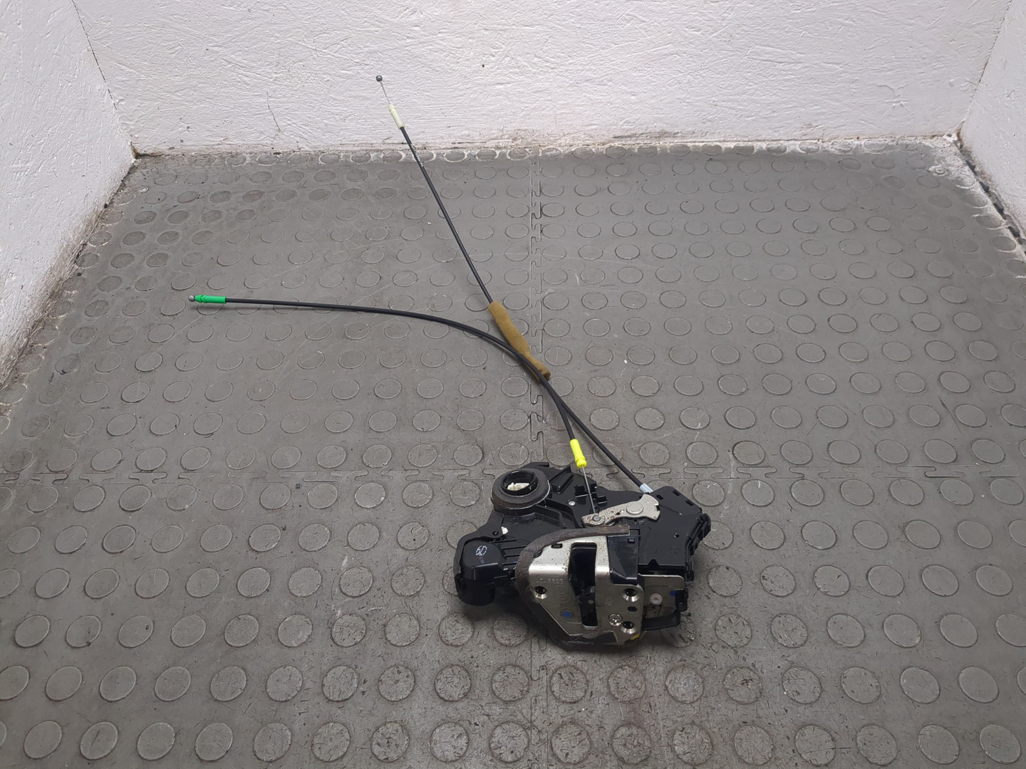 Замок двери передней левой