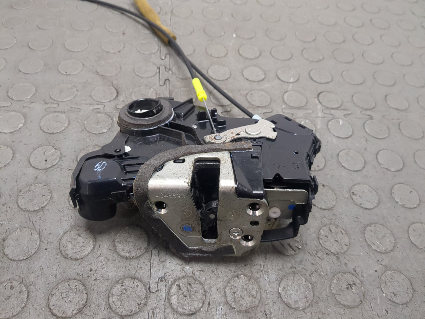 Замок двери передней левой