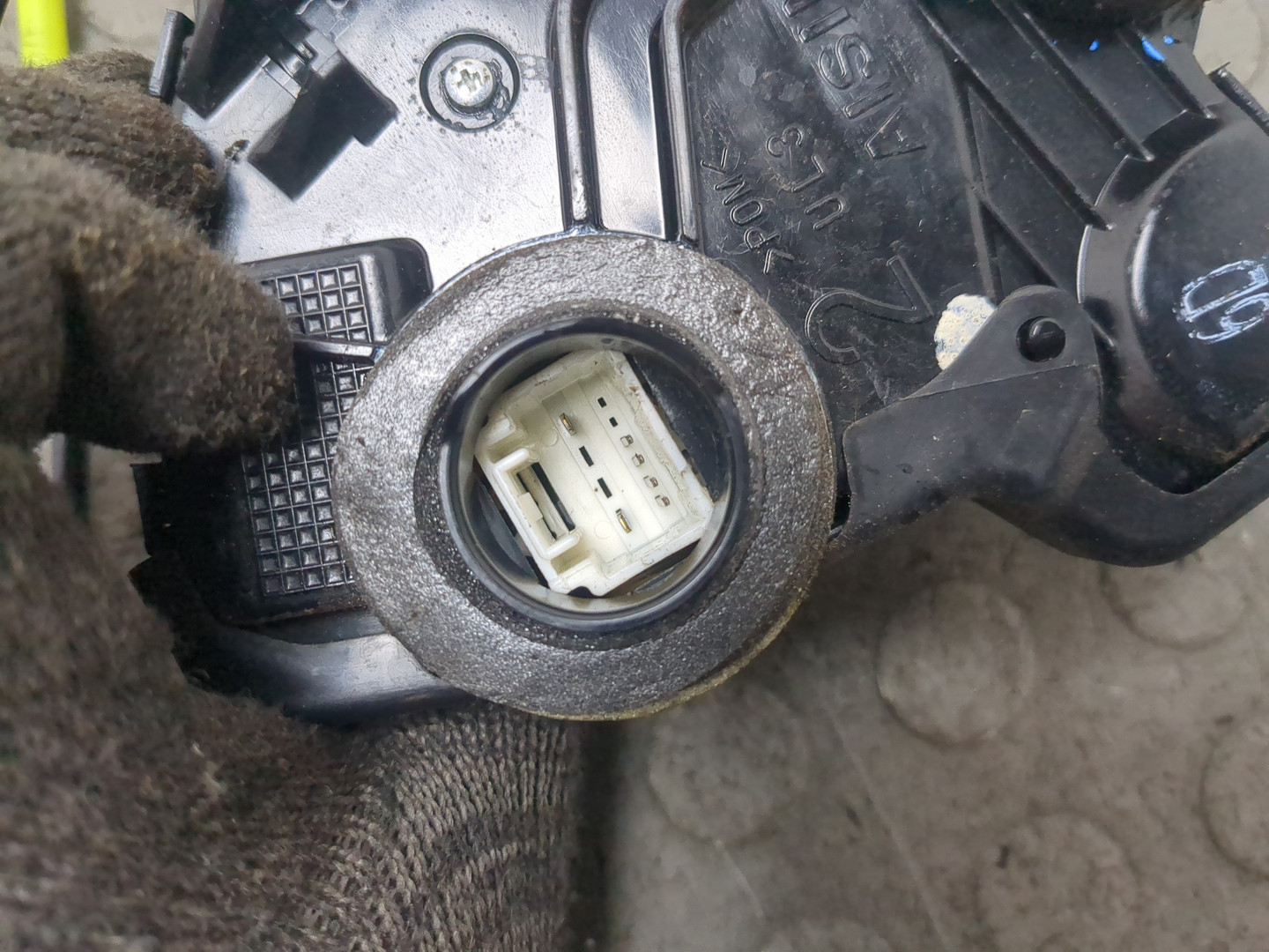 Замок двери передней левой