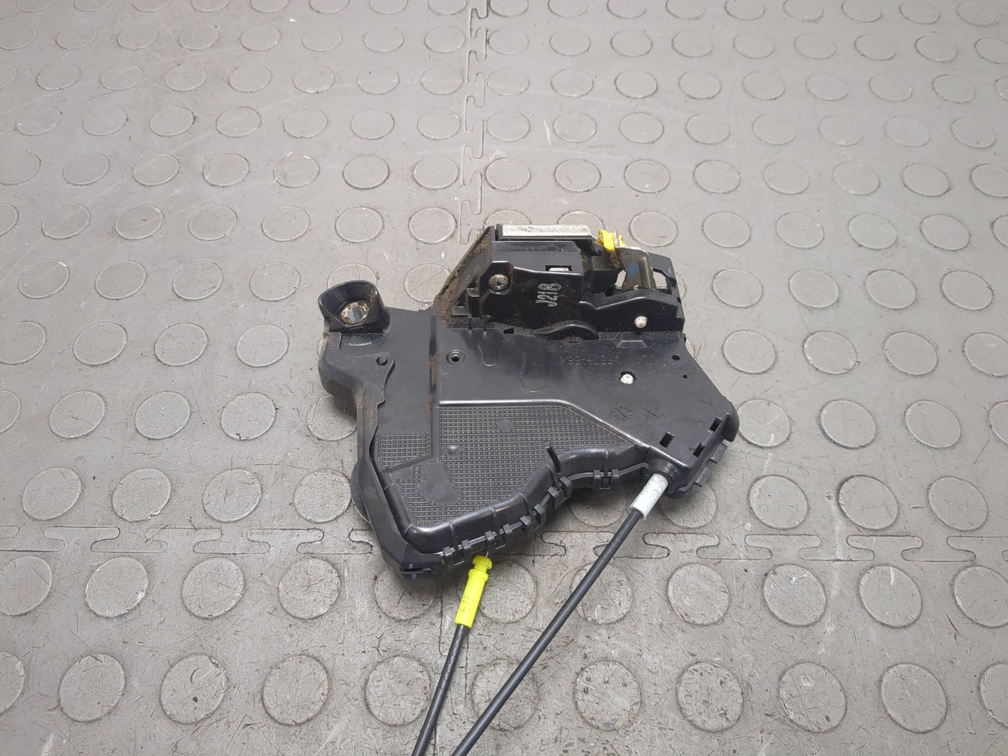 Замок двери передней левой