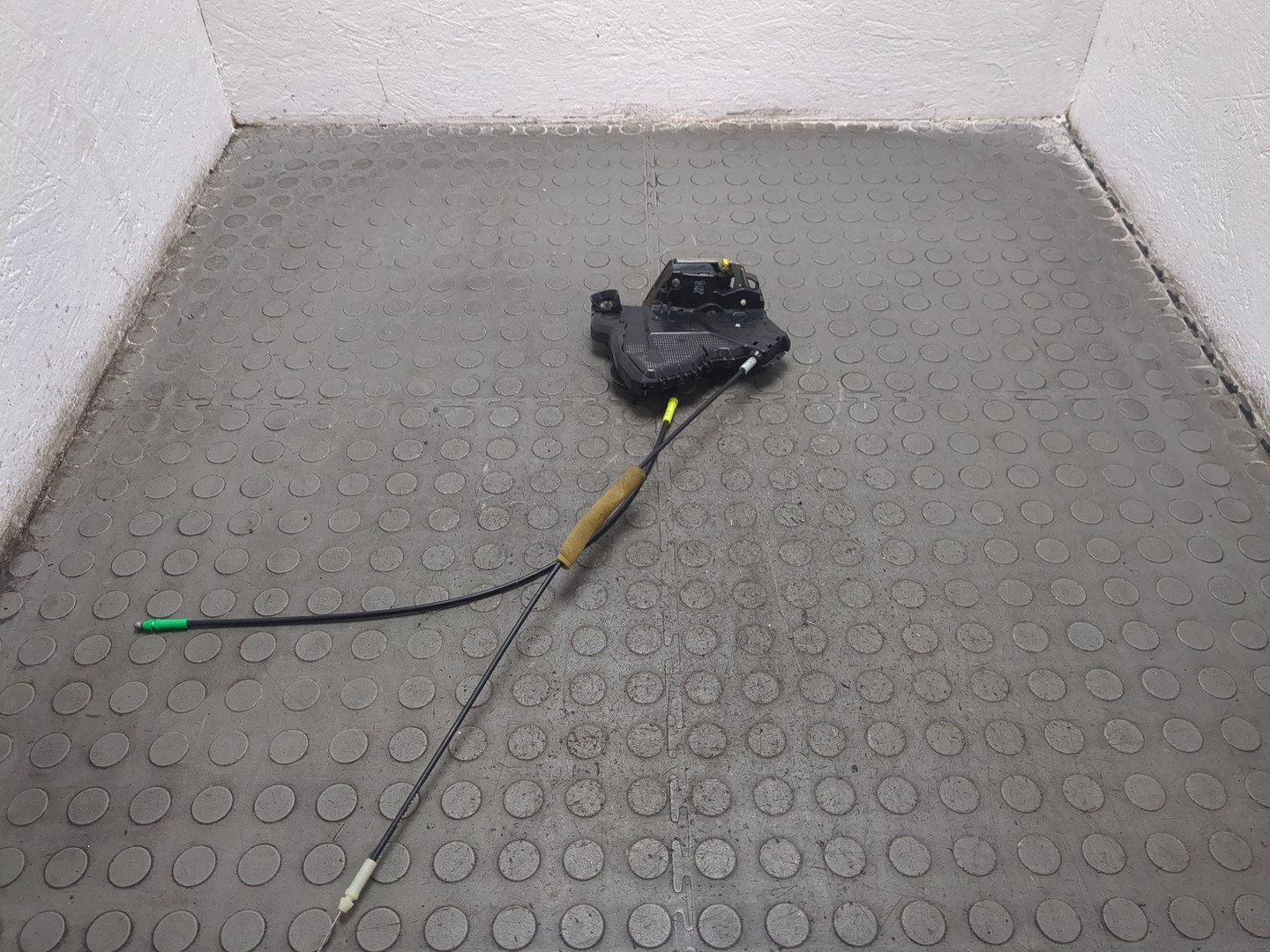 Замок двери передней левой