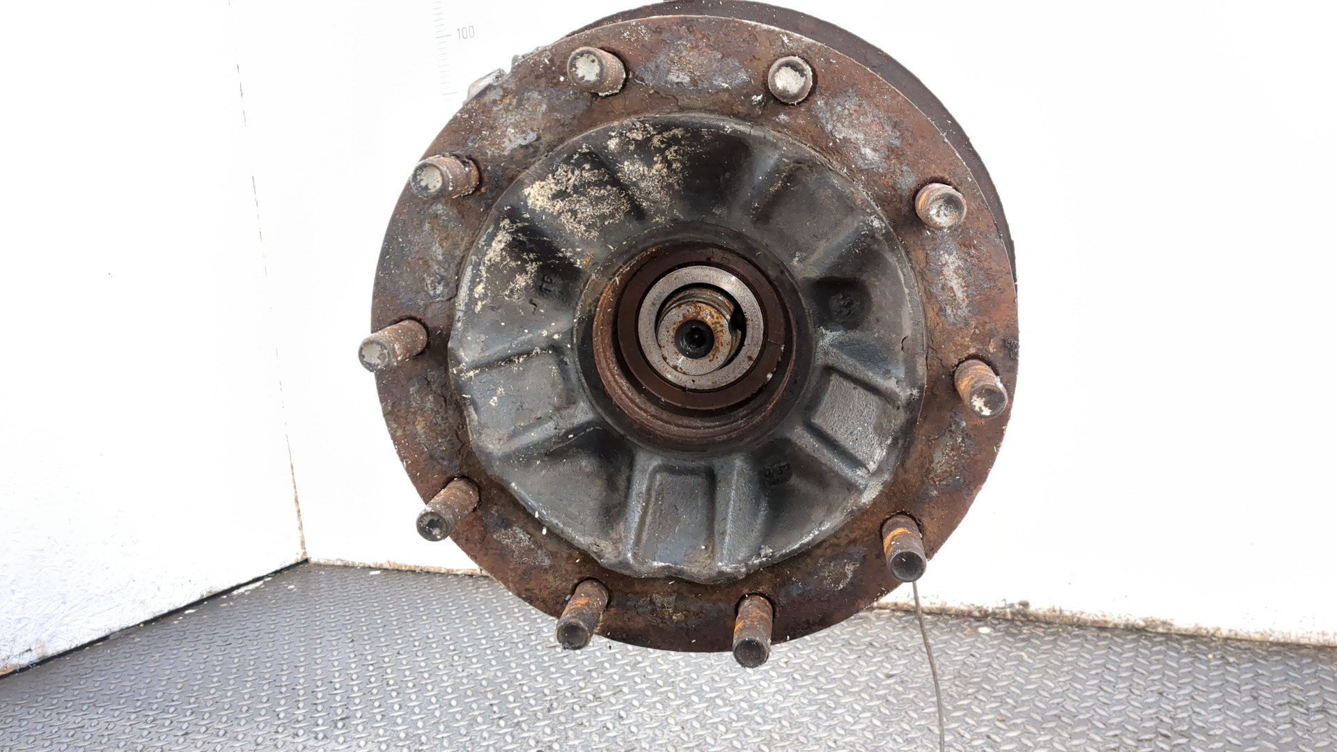 Кулак поворотный передний правый