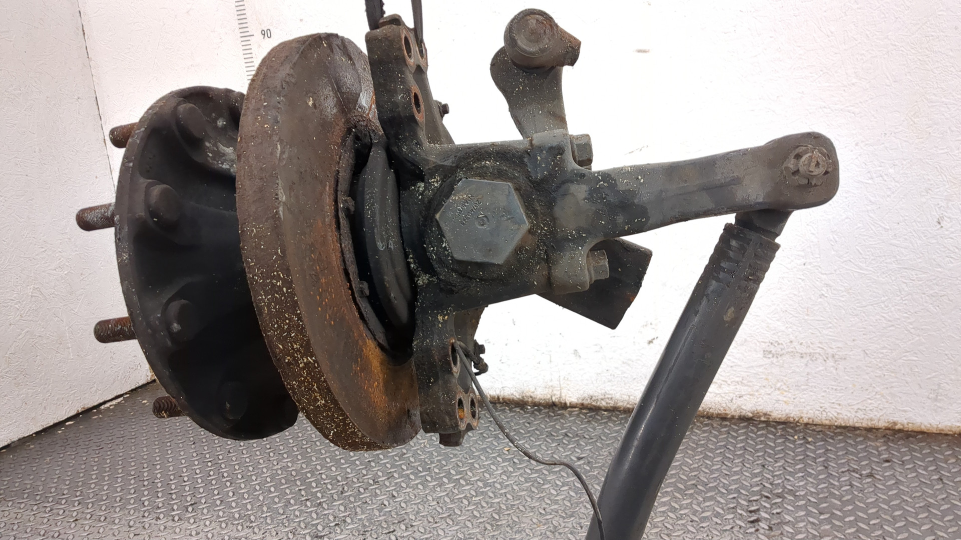 Кулак поворотный передний правый