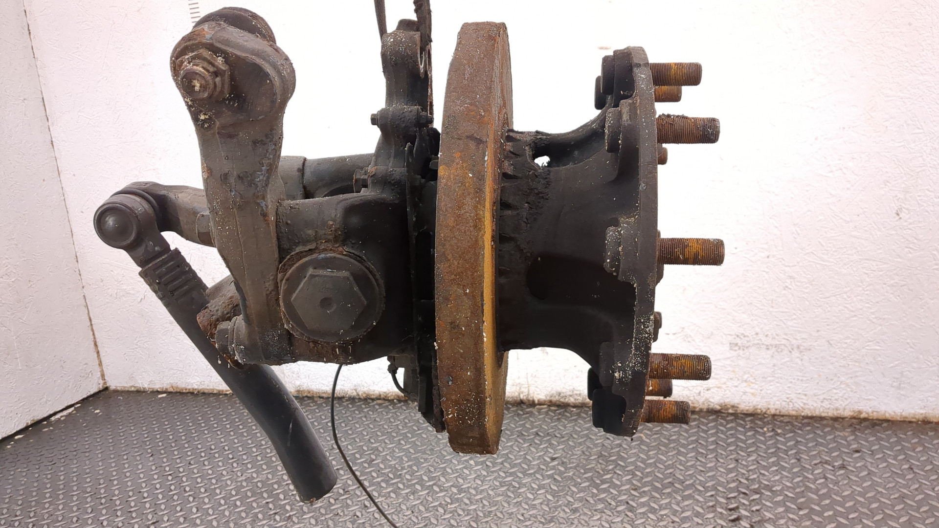 Кулак поворотный передний правый