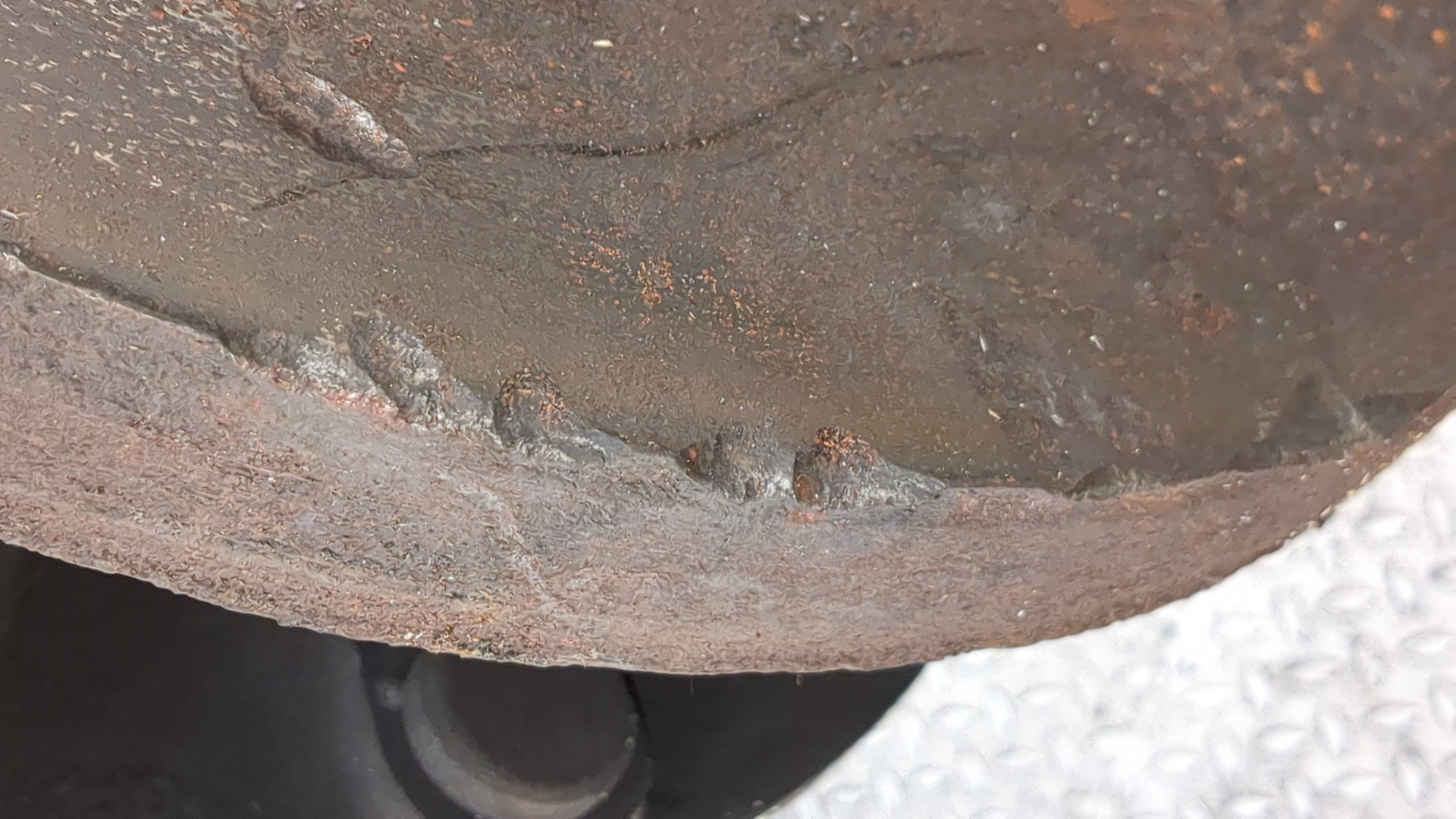 Кулак поворотный передний правый