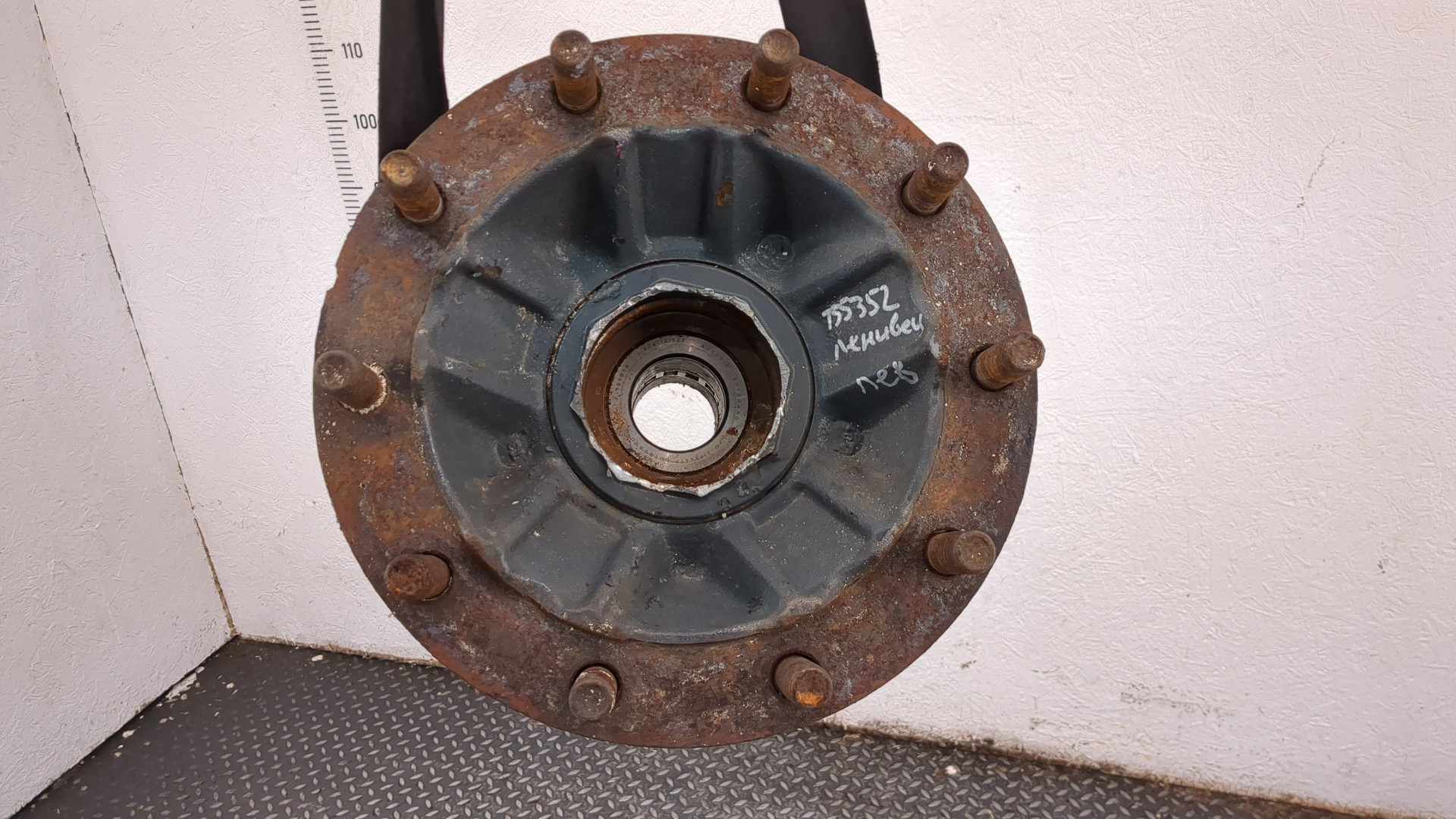 Кулак поворотный передний левый