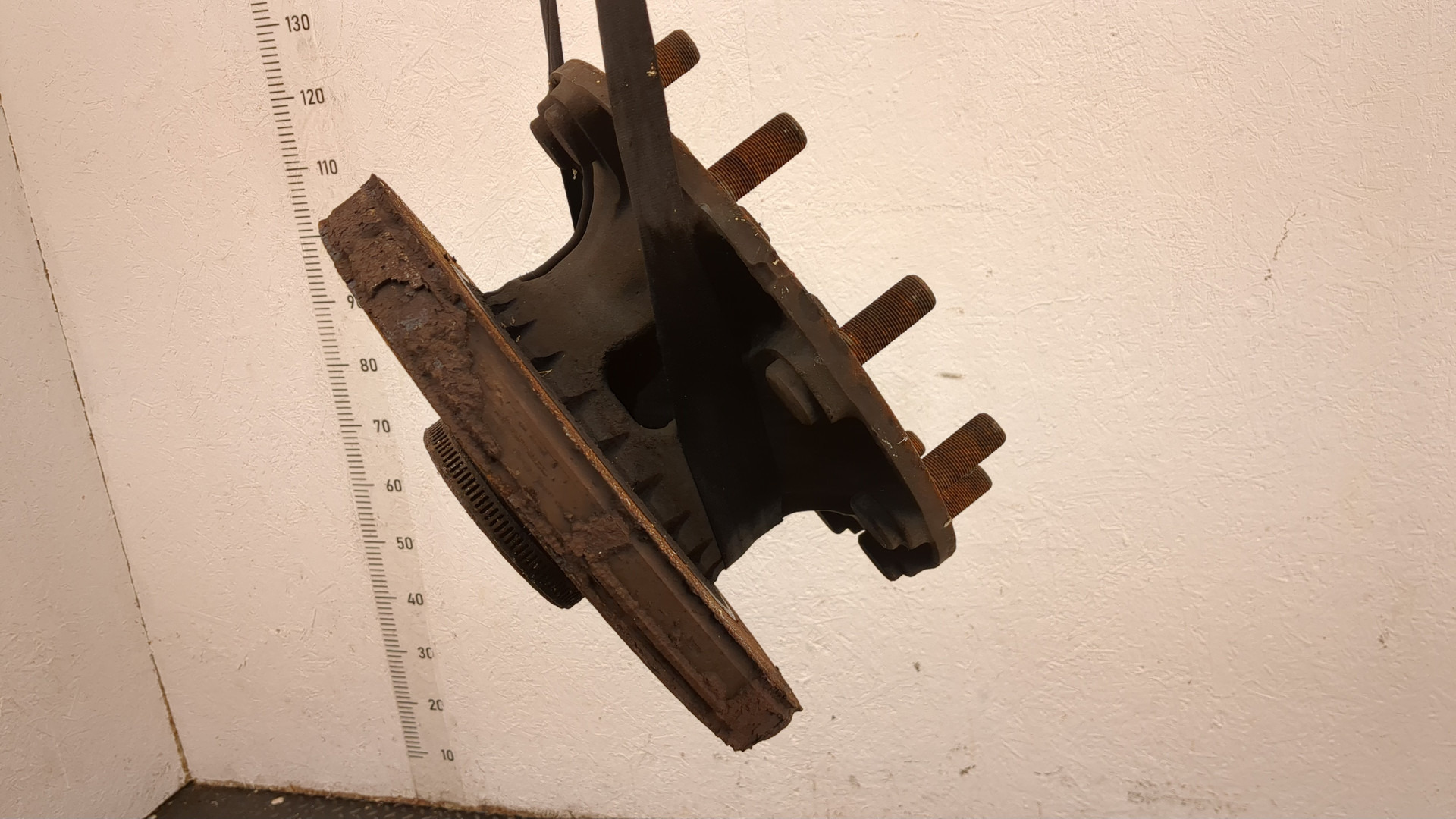 Кулак поворотный передний левый