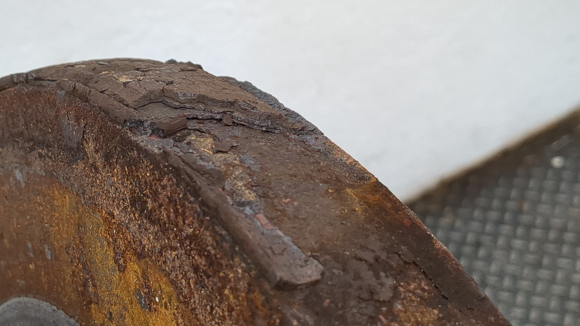 Кулак поворотный передний левый