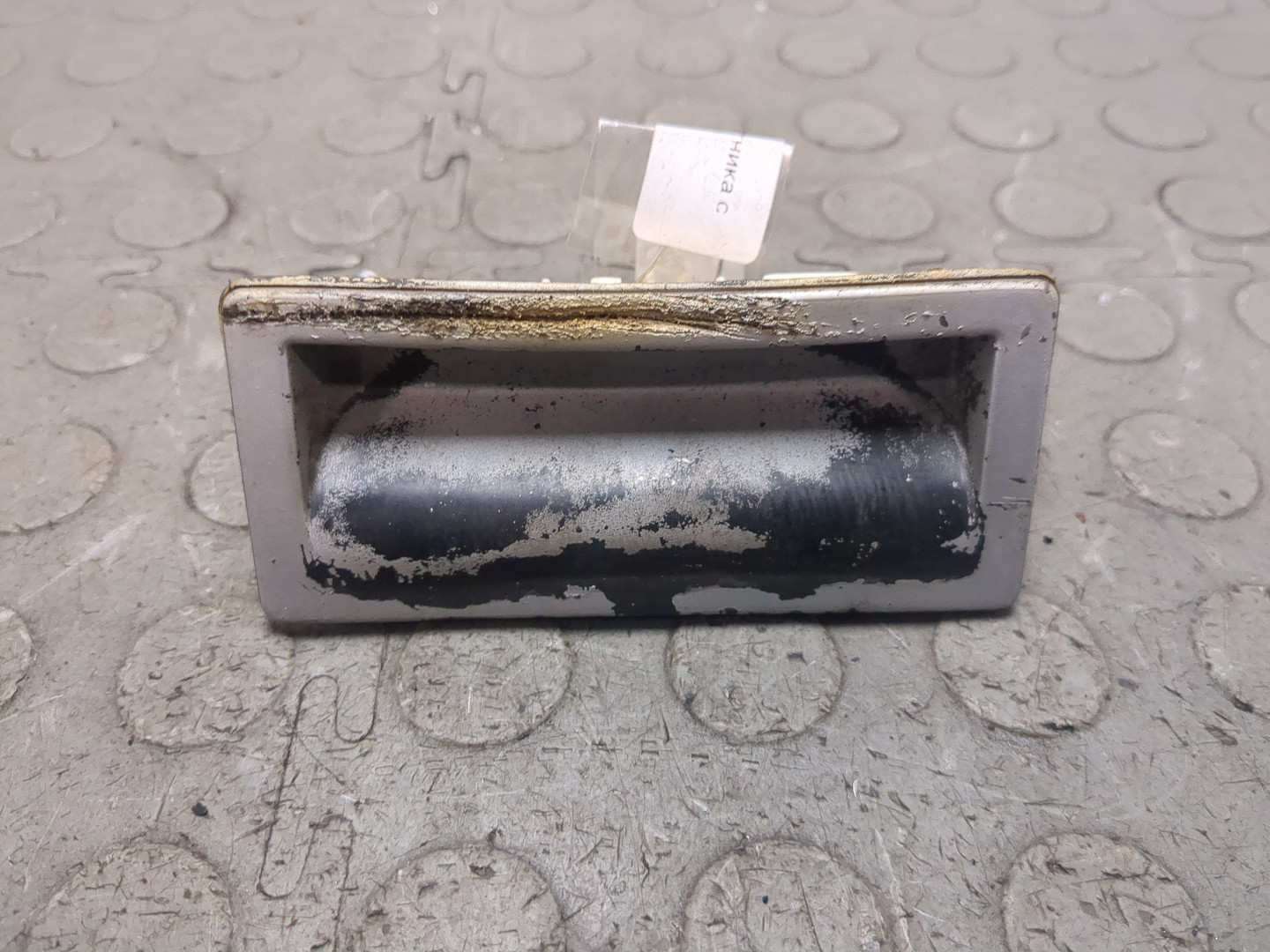 Кнопка открывания багажника