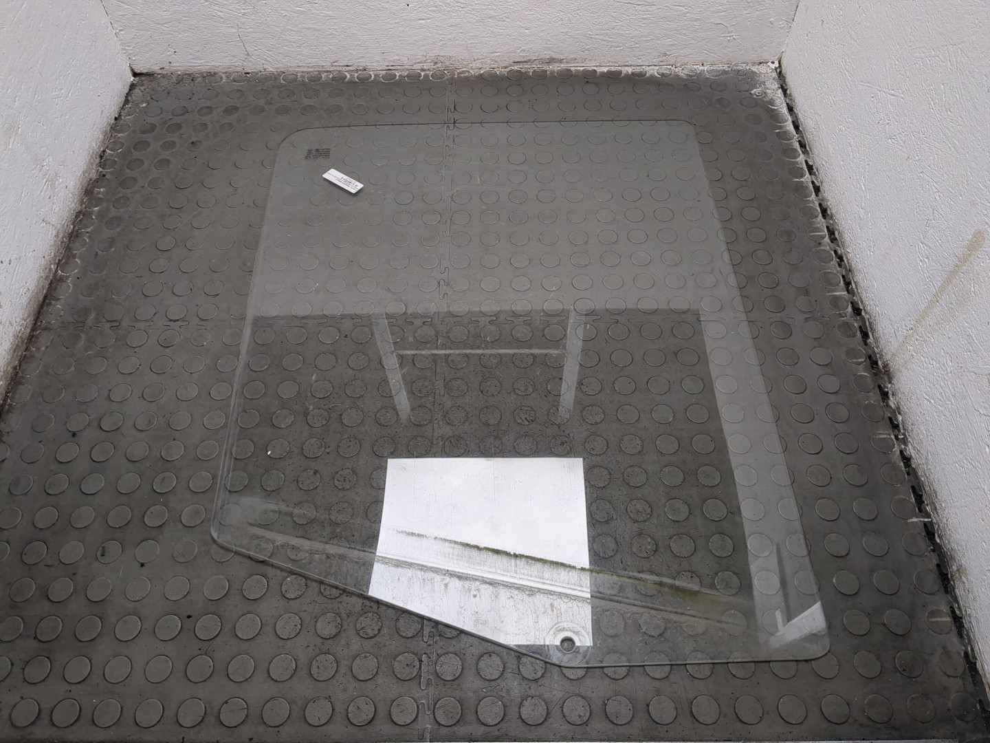 Стекло двери передней правой