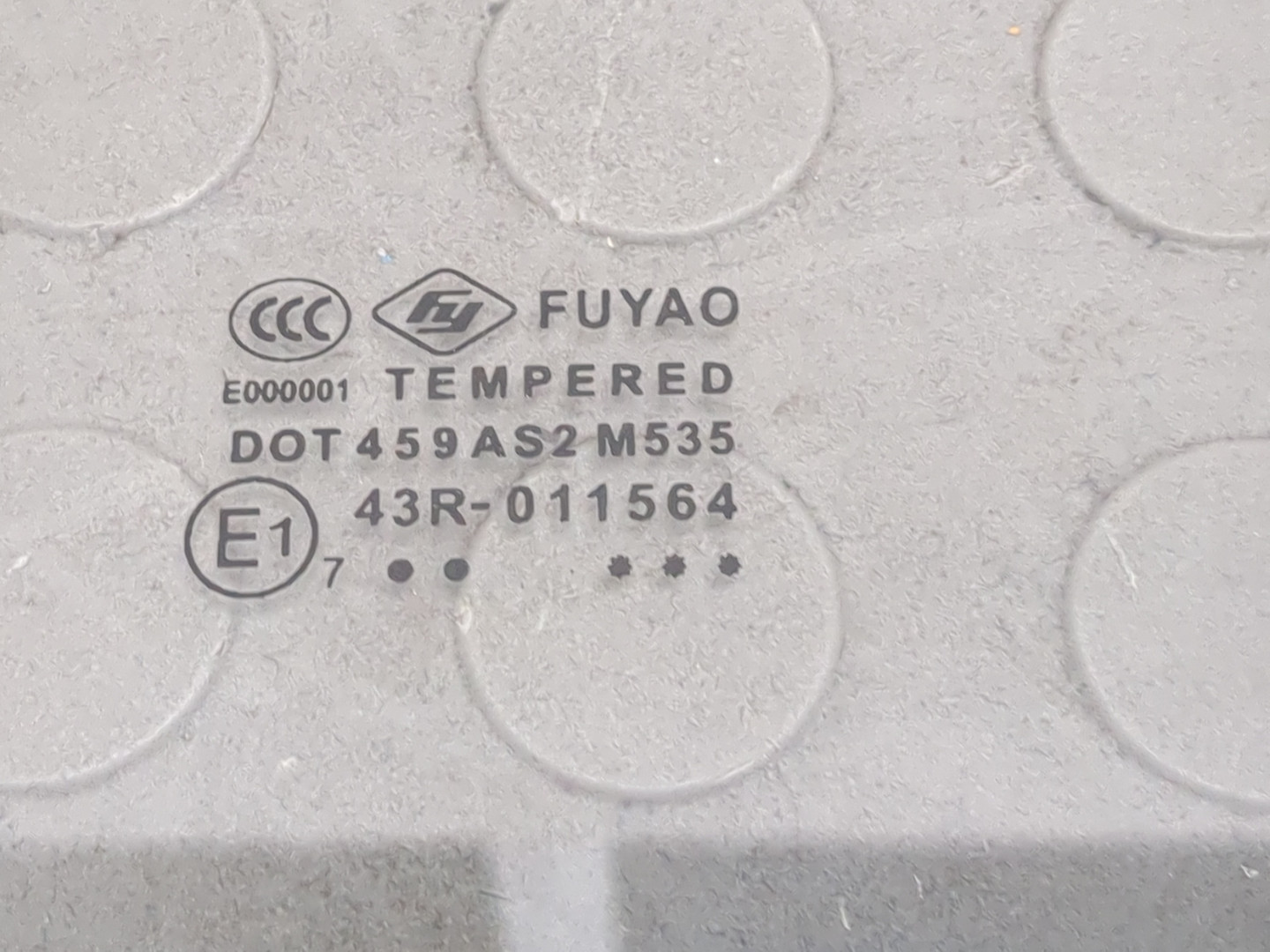 Стекло двери передней правой