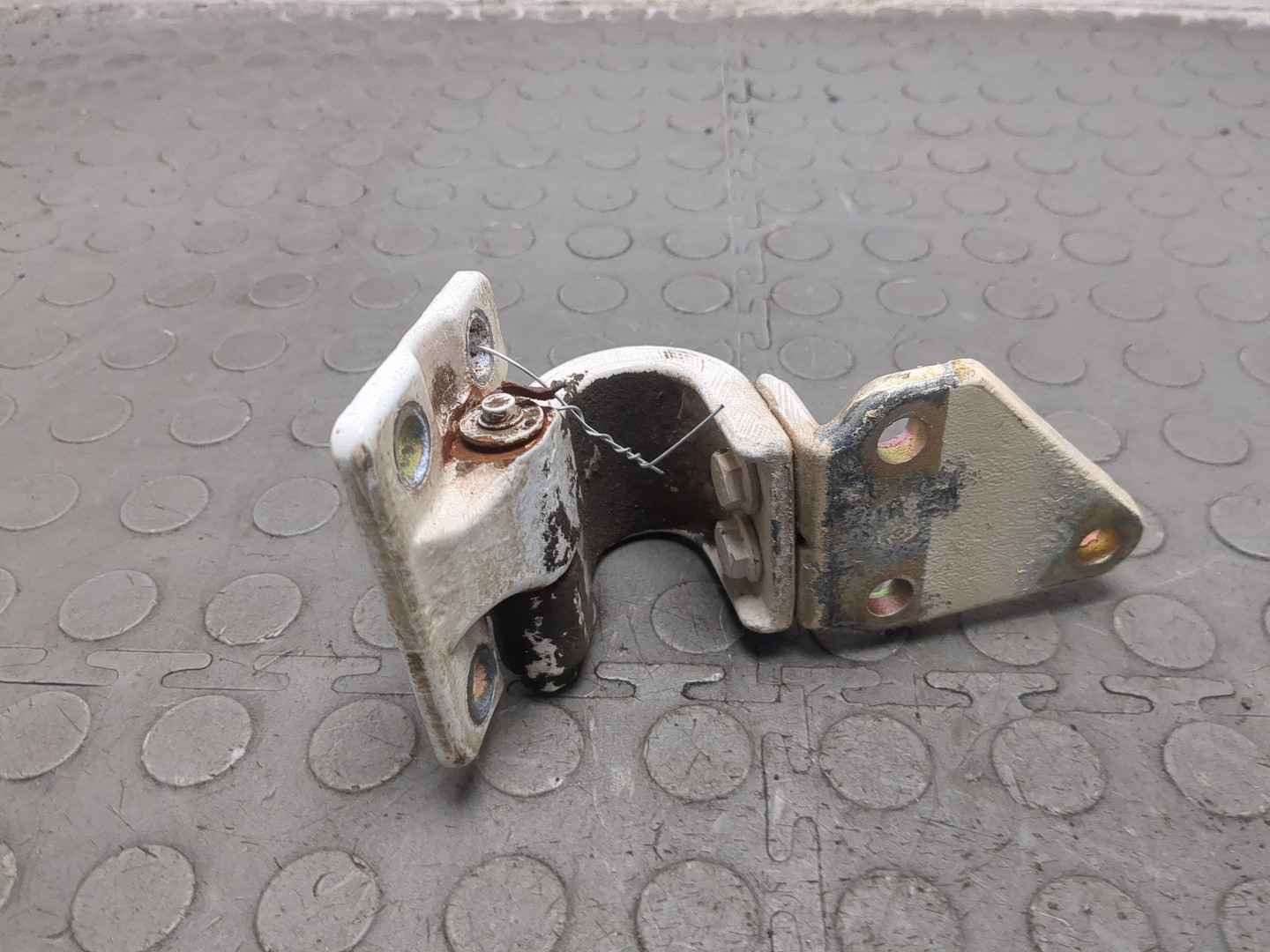 Петля двери