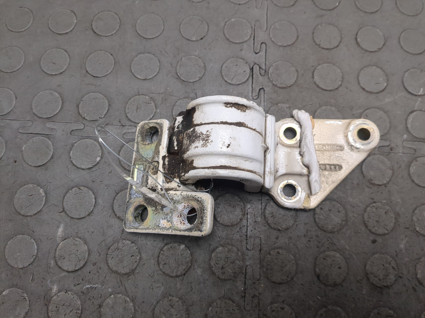 Петля двери