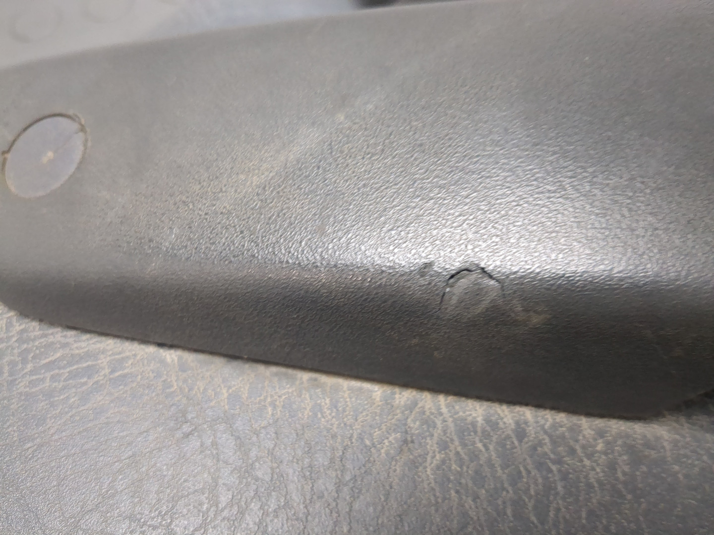 Обшивка двери передней правой