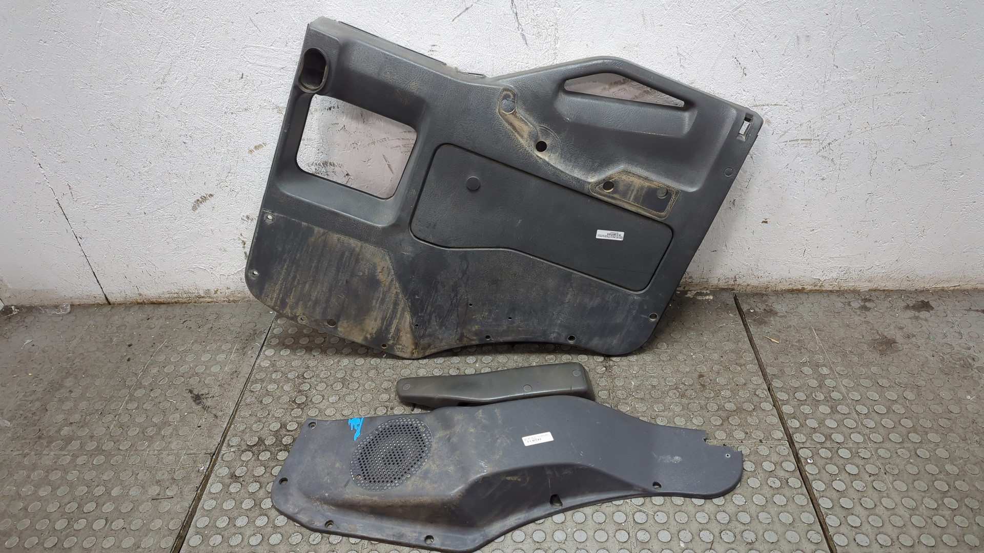 Обшивка двери передней правой