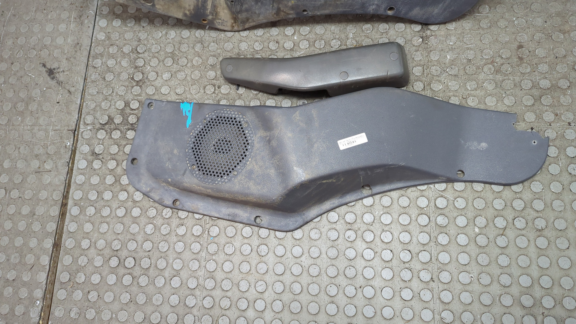 Обшивка двери передней правой