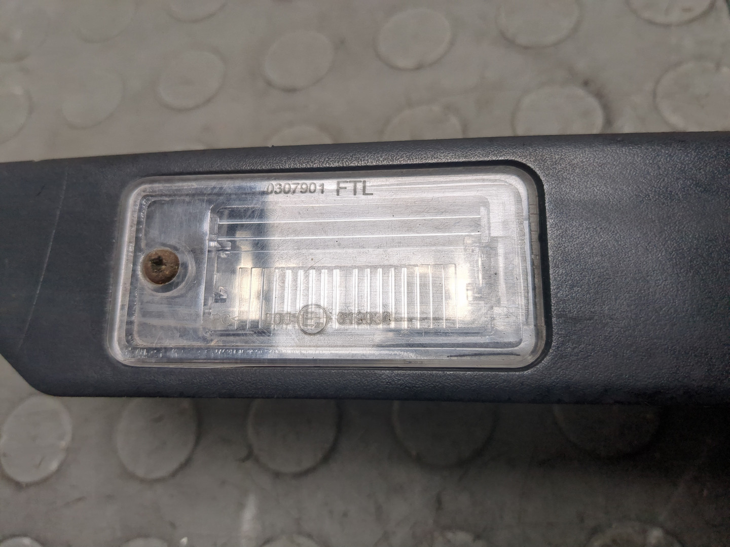 Фонарь подсветки номера