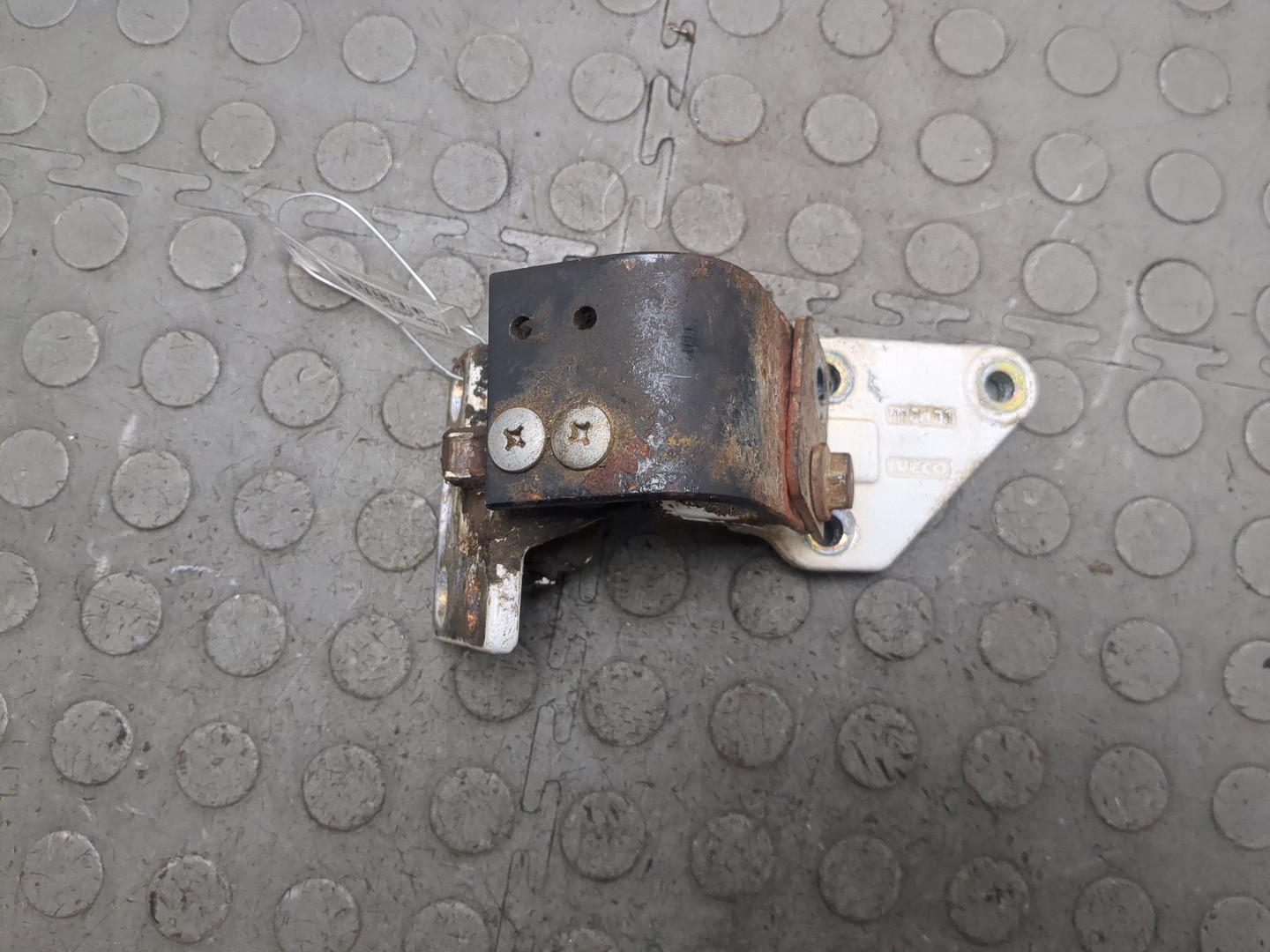 Петля двери