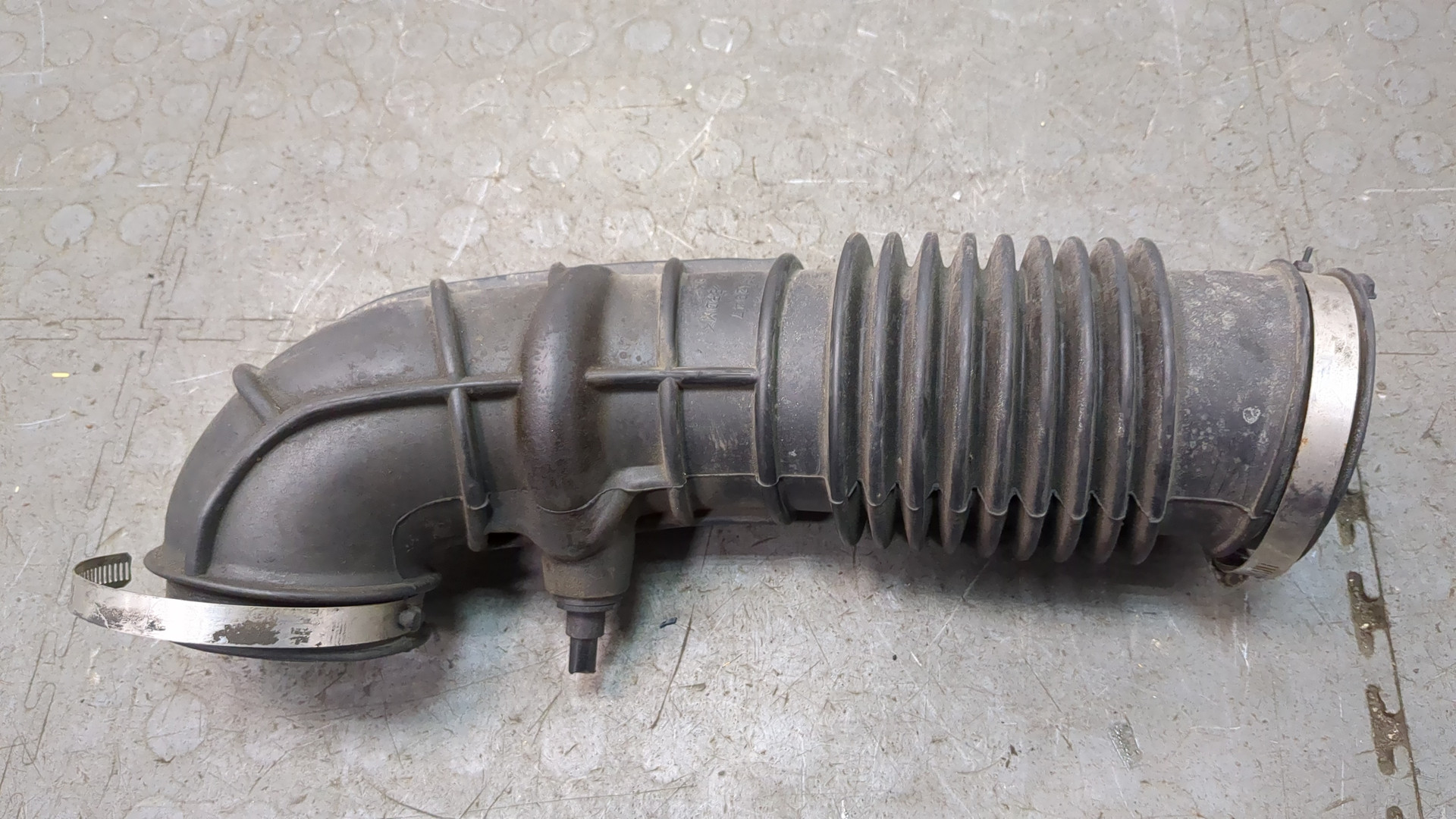 Патрубок воздушного фильтра