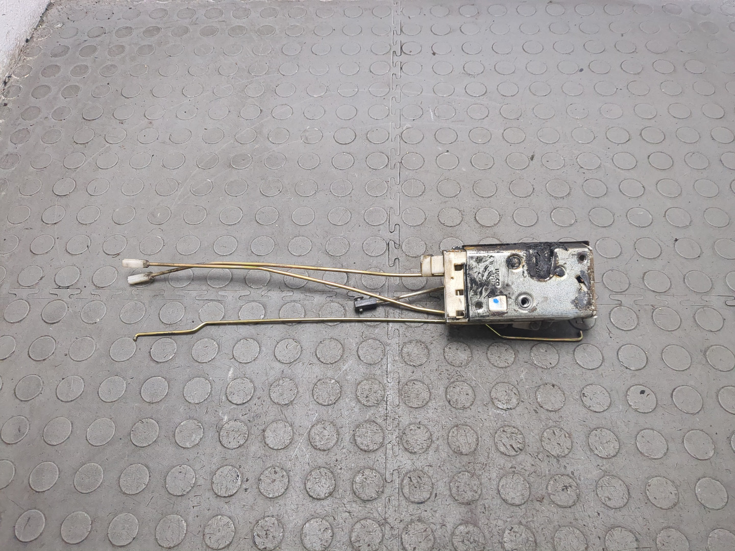 Замок двери передней правой