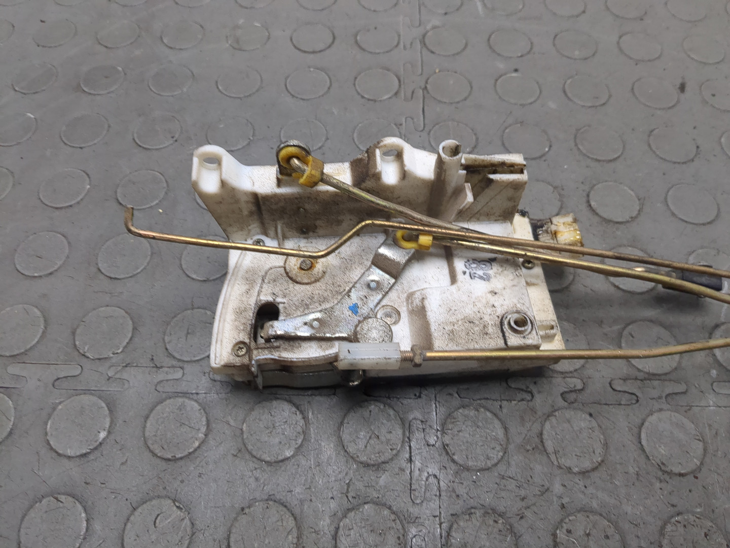 Замок двери передней правой