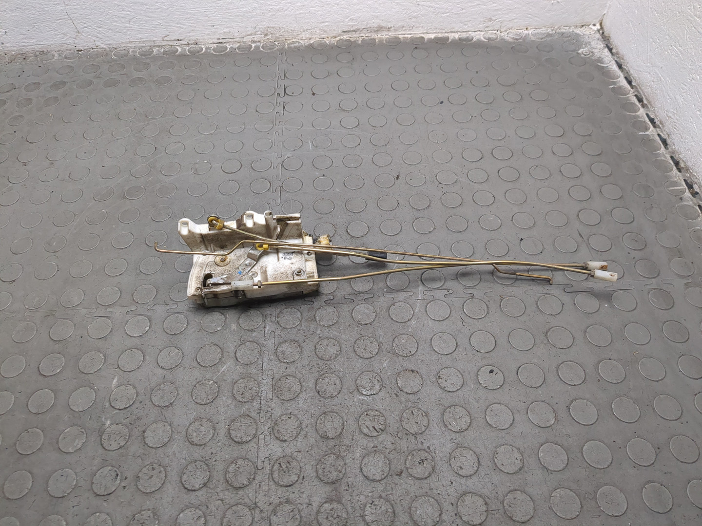 Замок двери передней правой