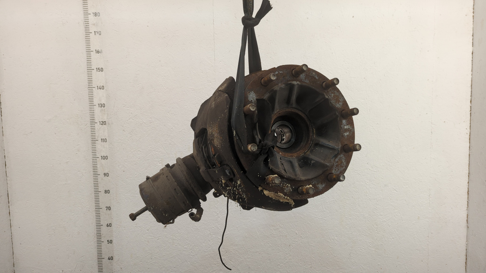 Кулак поворотный передний левый