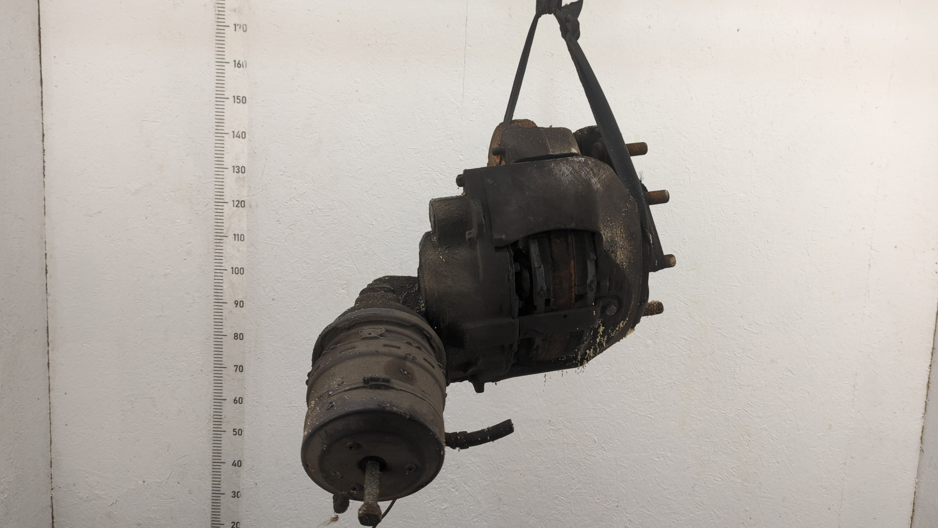 Кулак поворотный передний левый