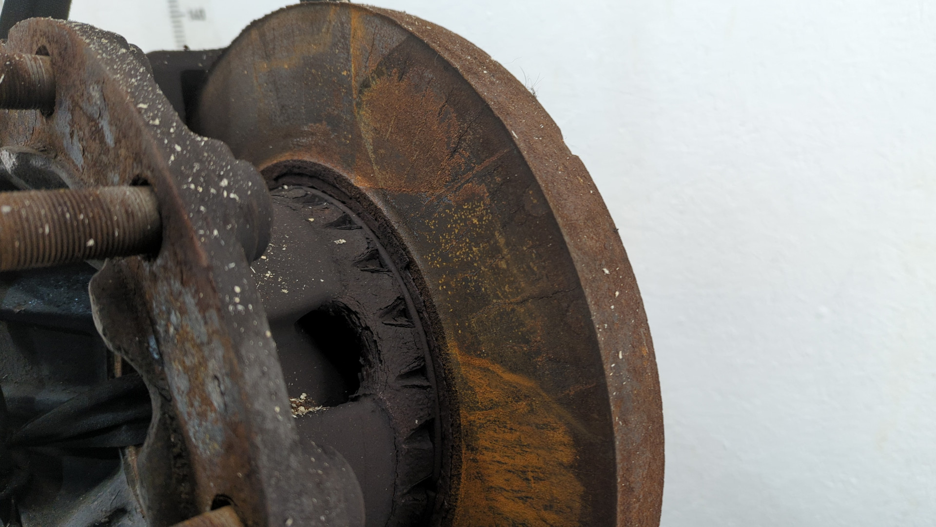 Кулак поворотный передний левый