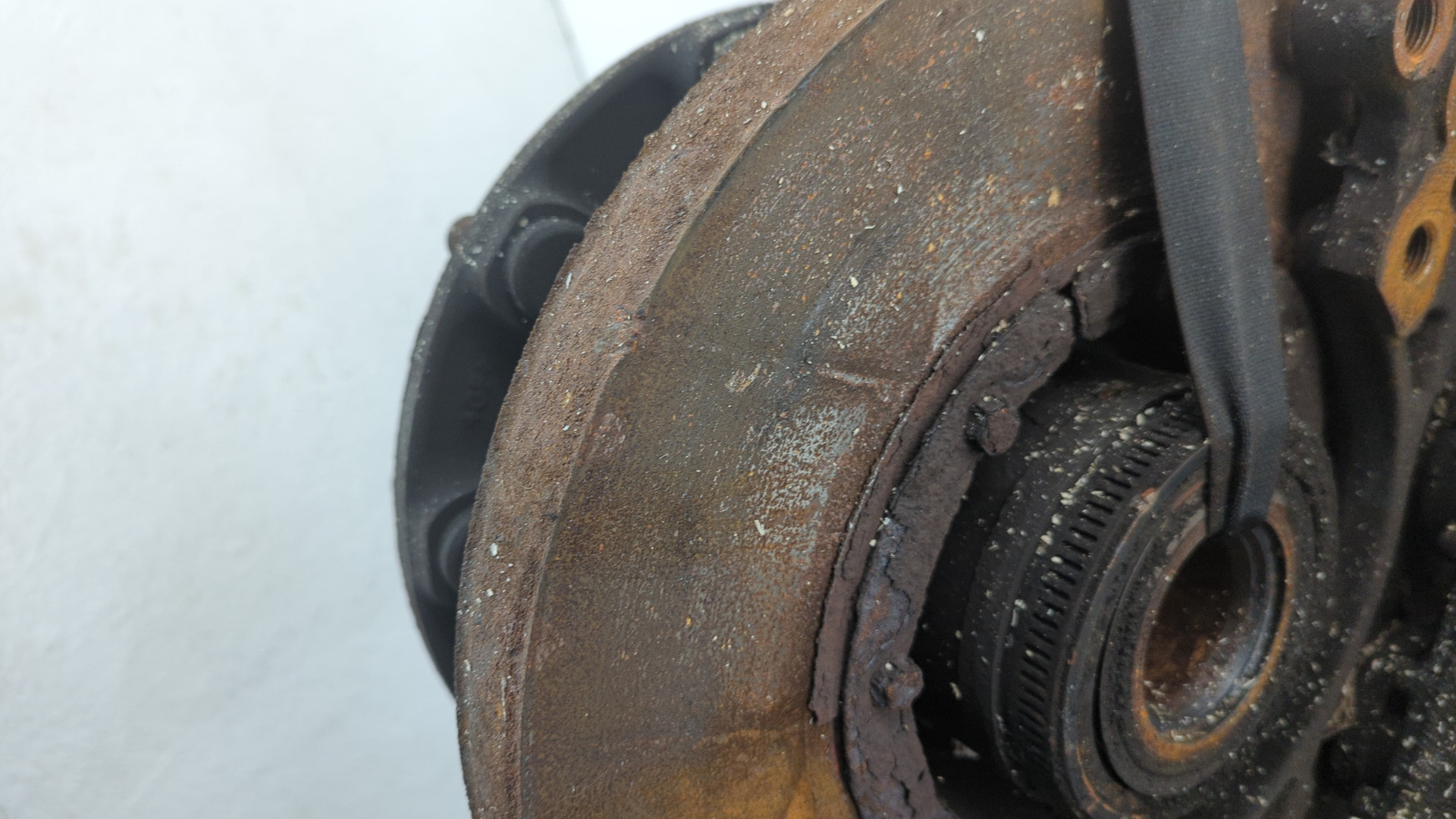 Кулак поворотный передний левый