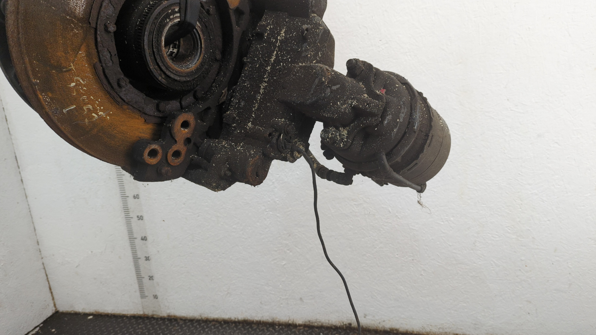 Кулак поворотный передний левый