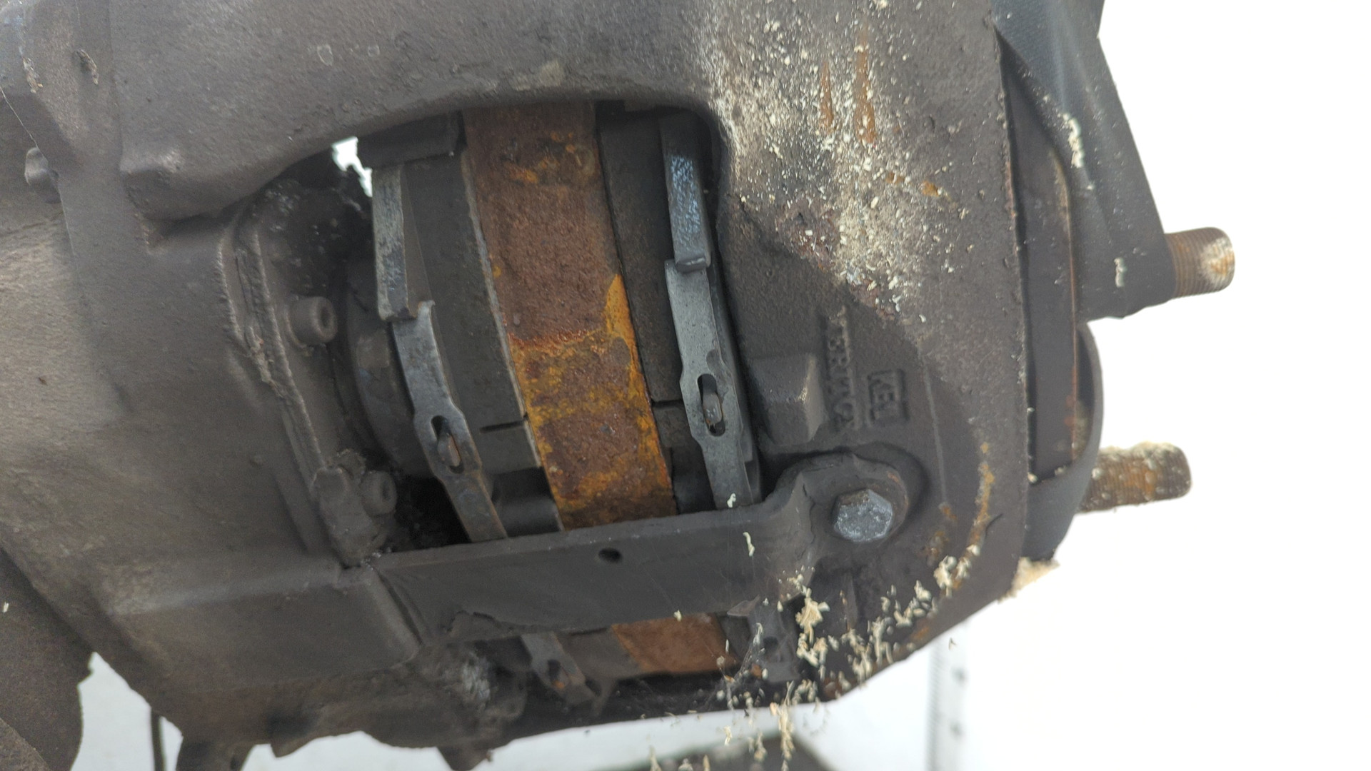 Кулак поворотный передний левый