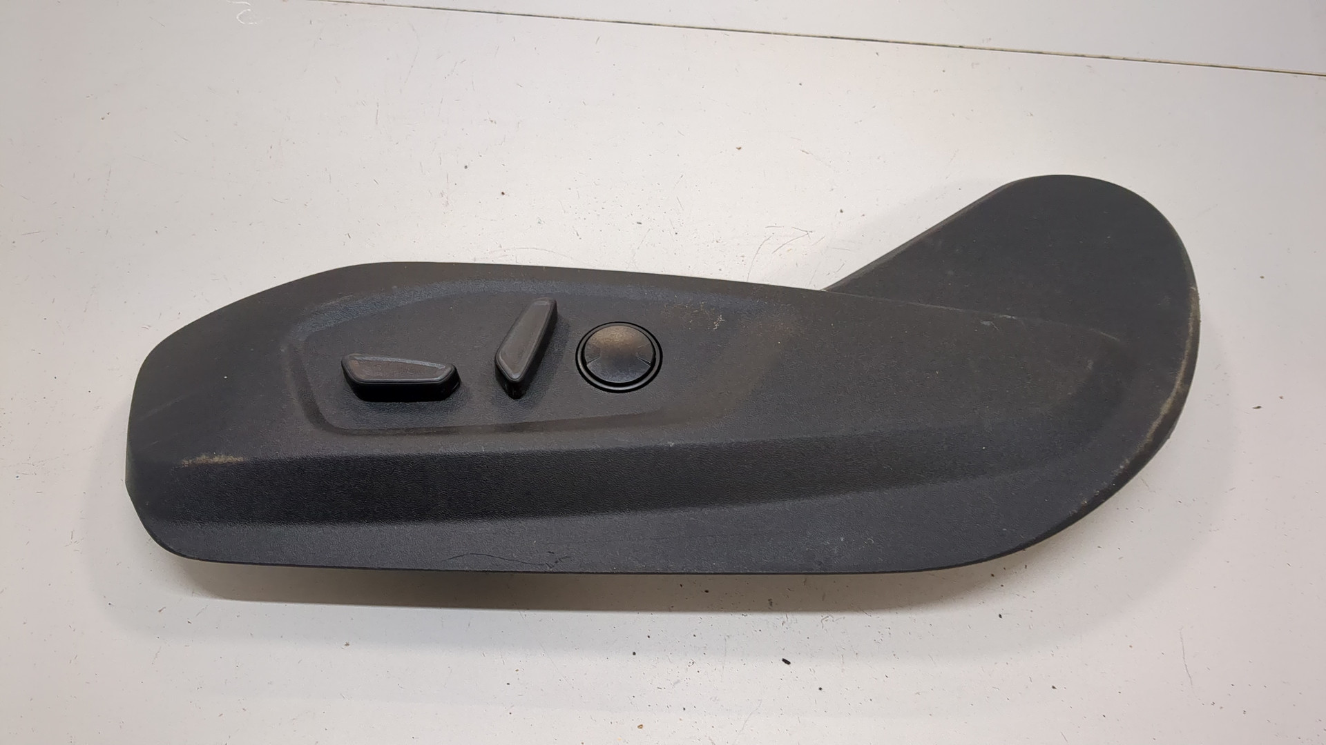 Кнопка регулировки сидения