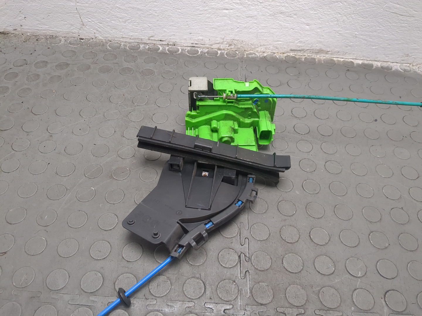 Замок двери задней правой