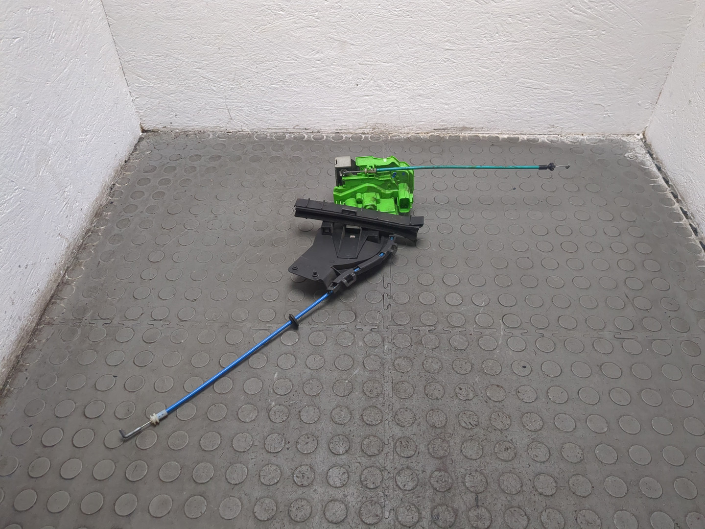 Замок двери задней правой