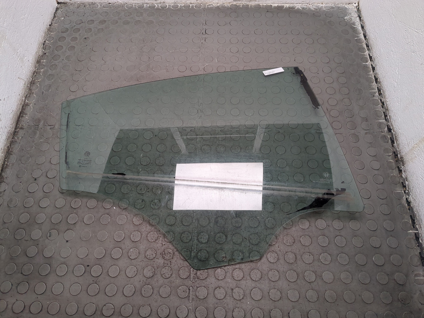 Стекло двери задней правой