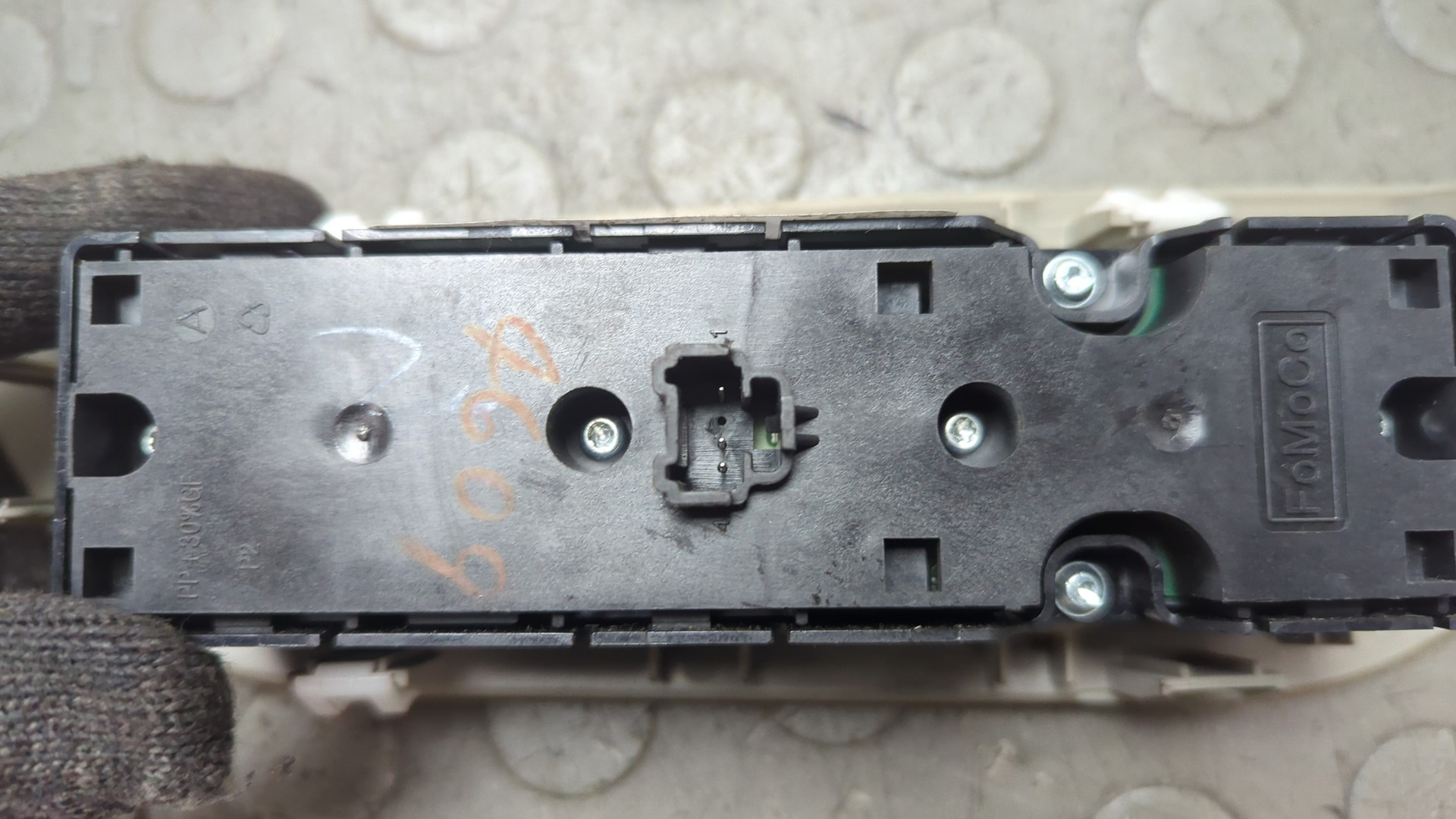 Кнопка стеклоподъемника