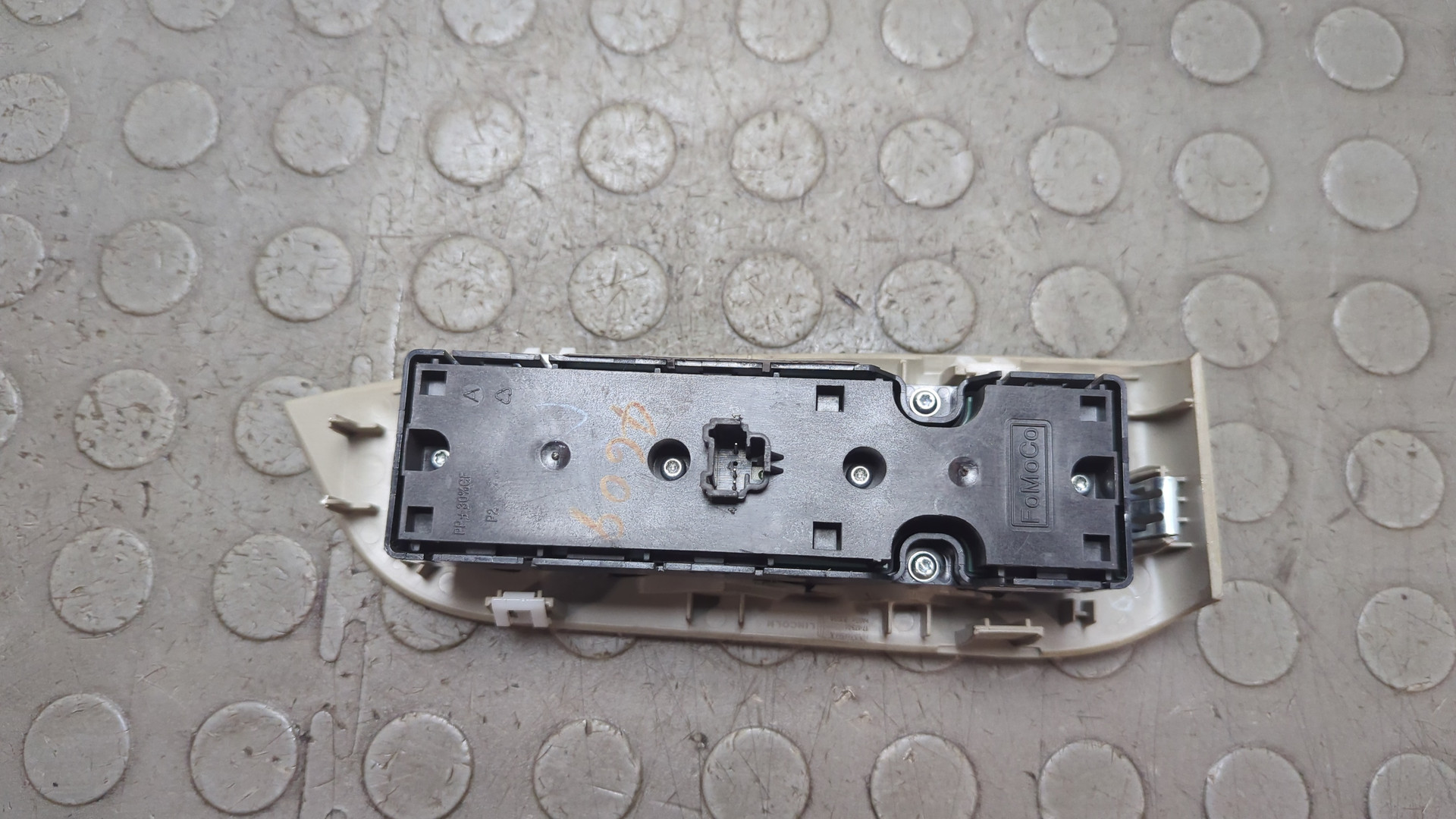 Кнопка стеклоподъемника