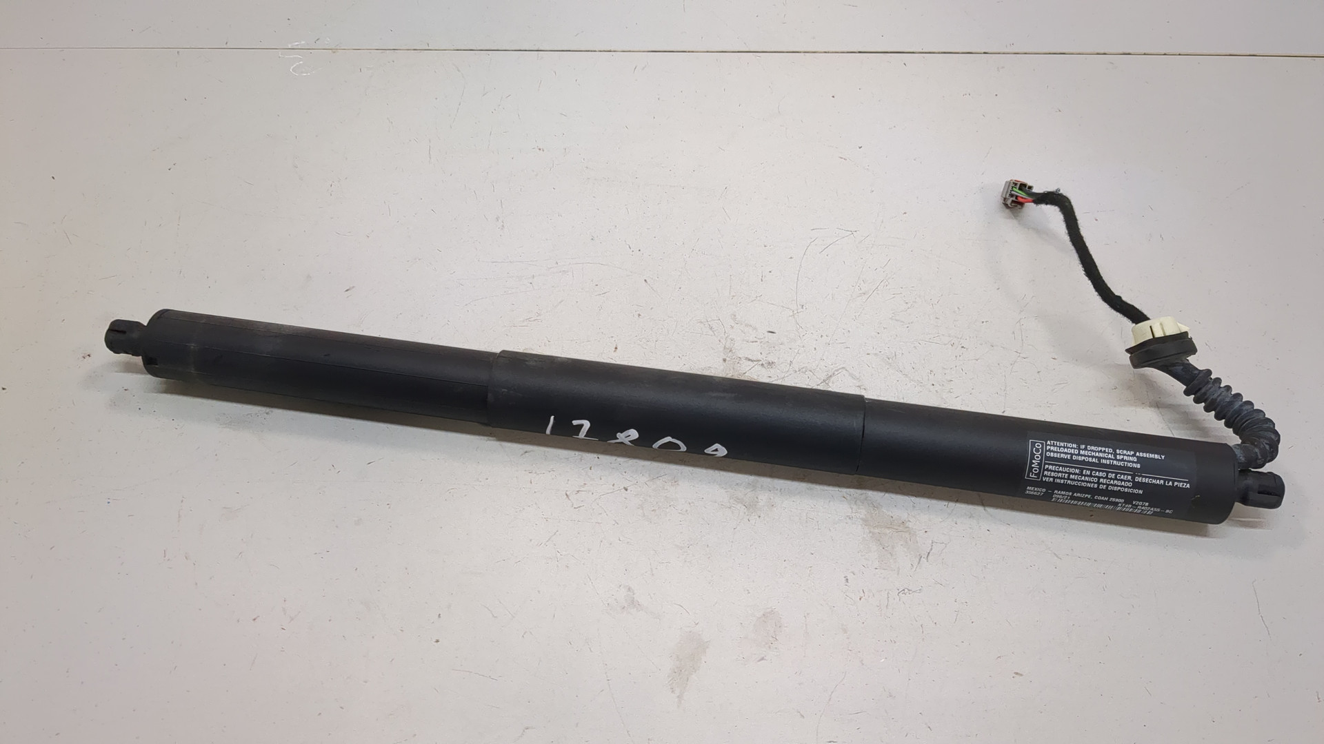 Амортизатор крышки багажника