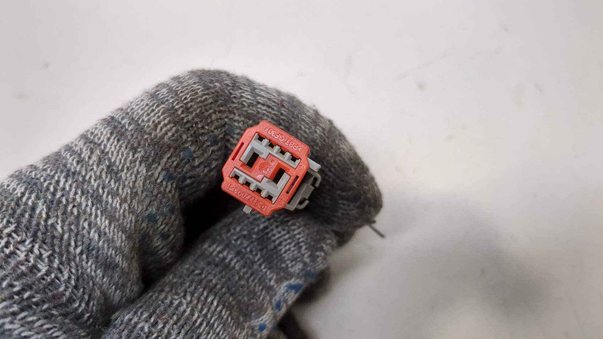 Амортизатор крышки багажника