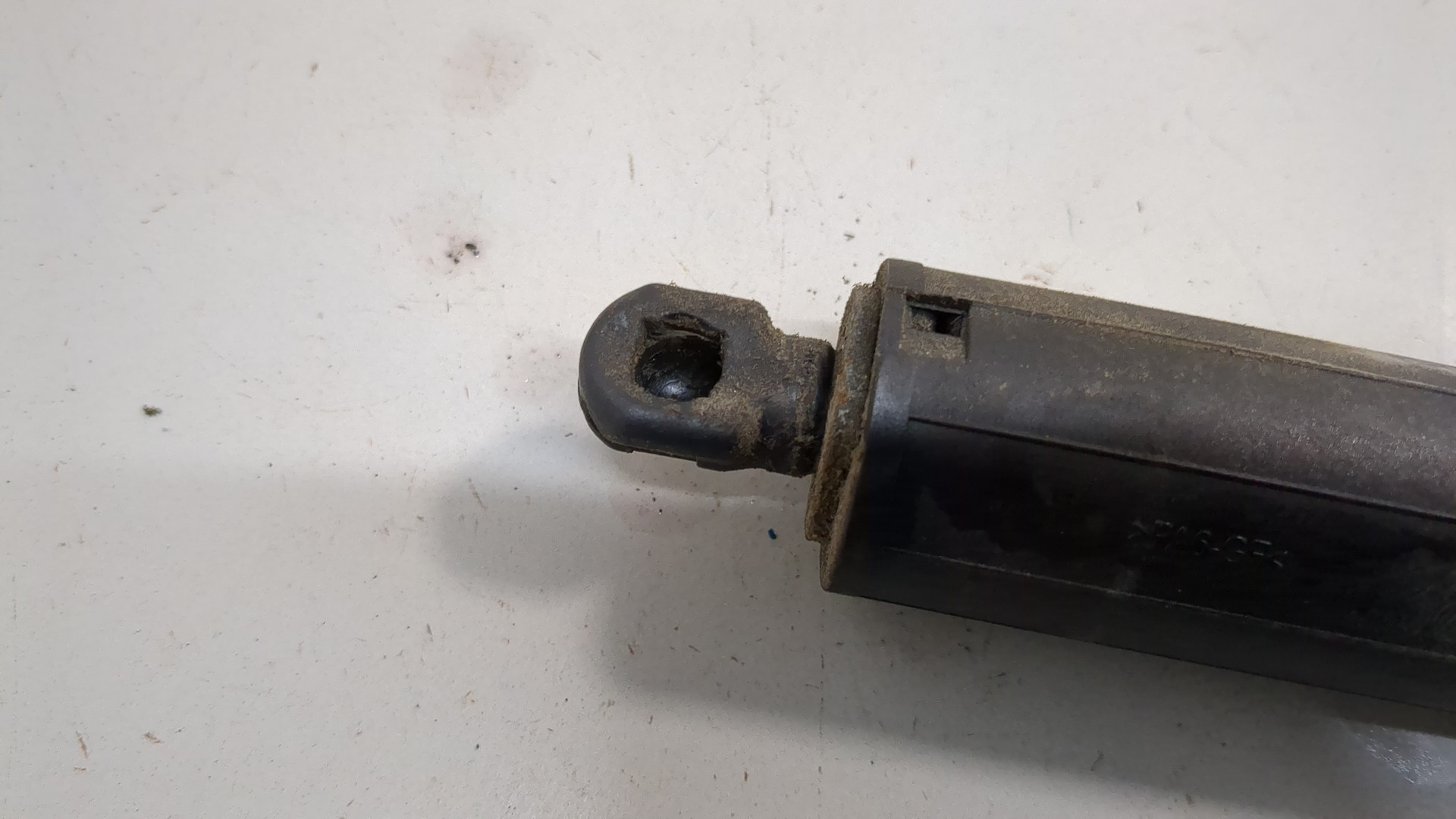 Амортизатор крышки багажника