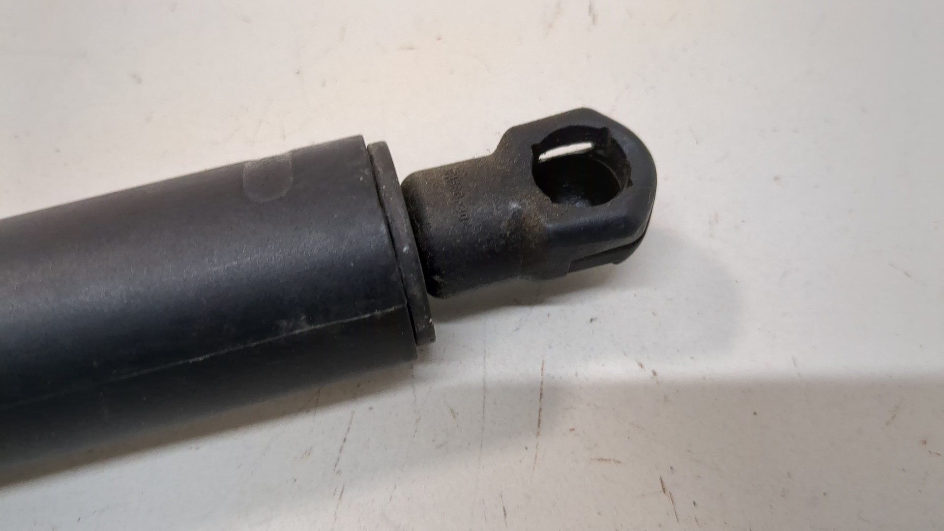 Амортизатор крышки багажника