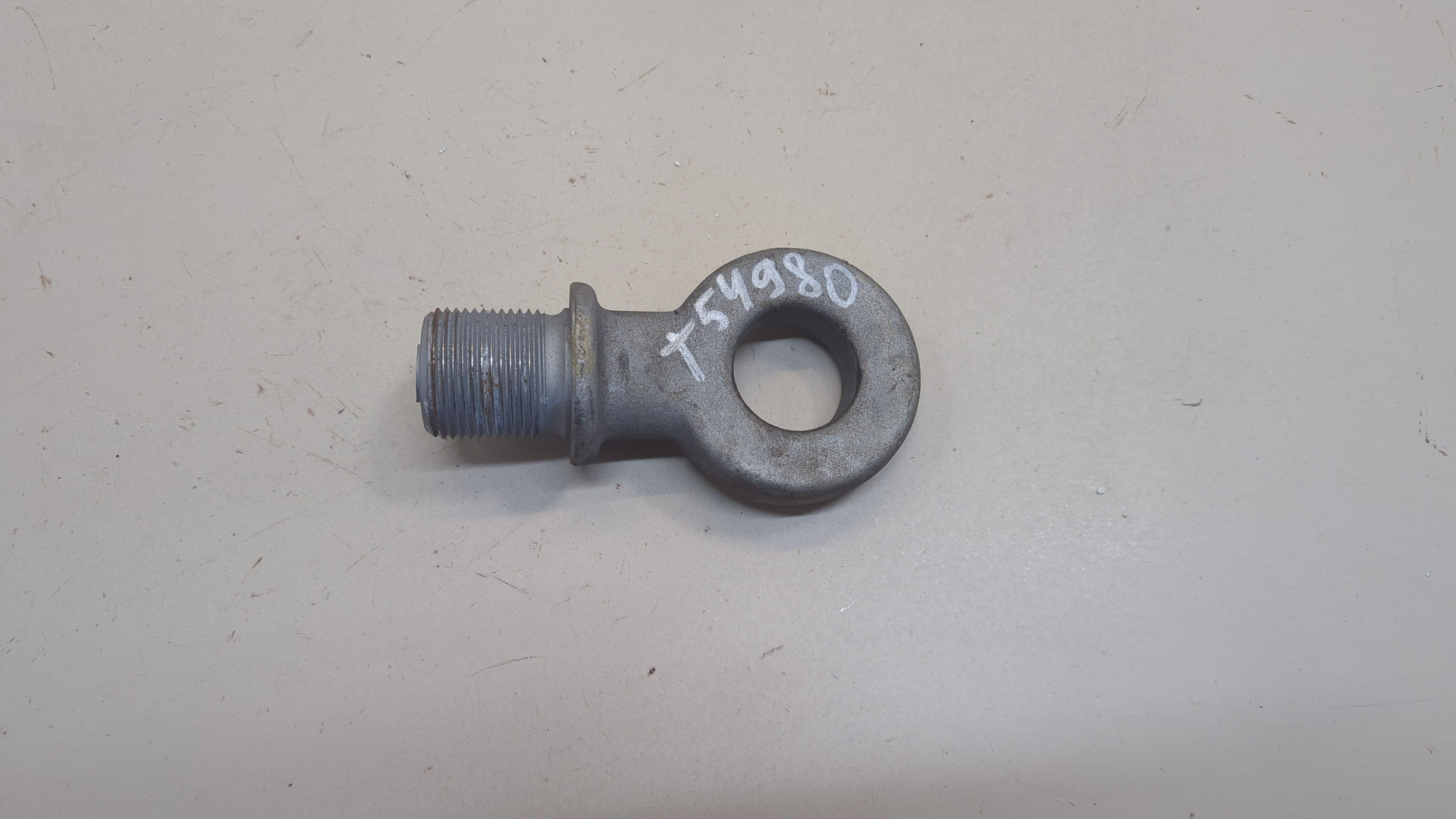 Крюк буксировочный