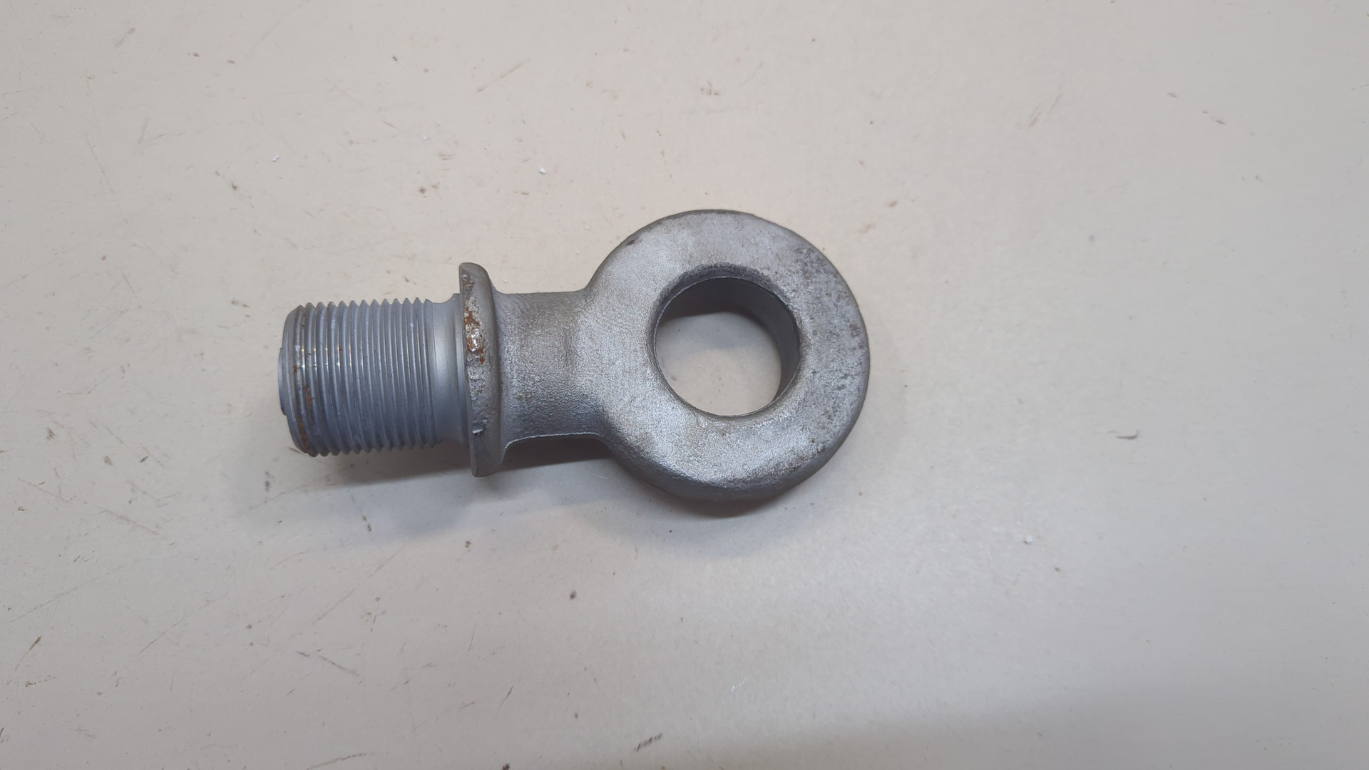 Крюк буксировочный