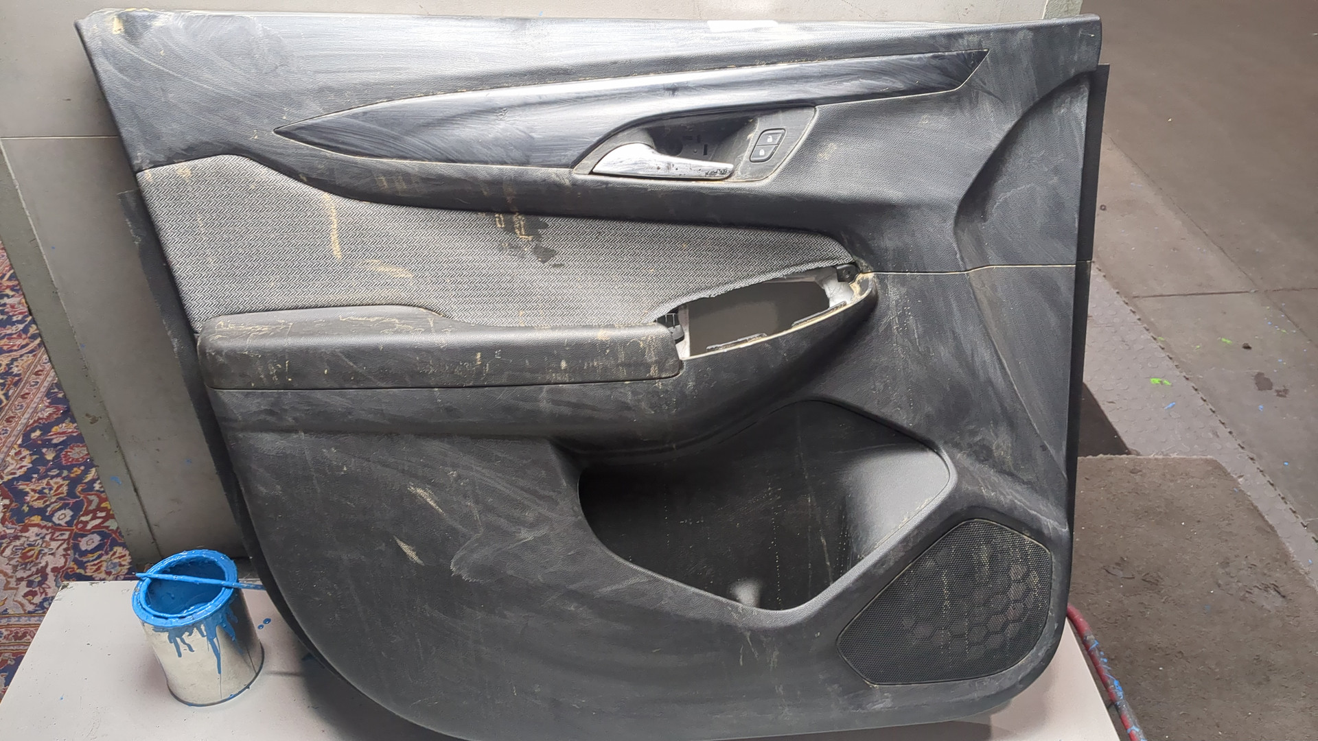 Обшивка двери передней левой