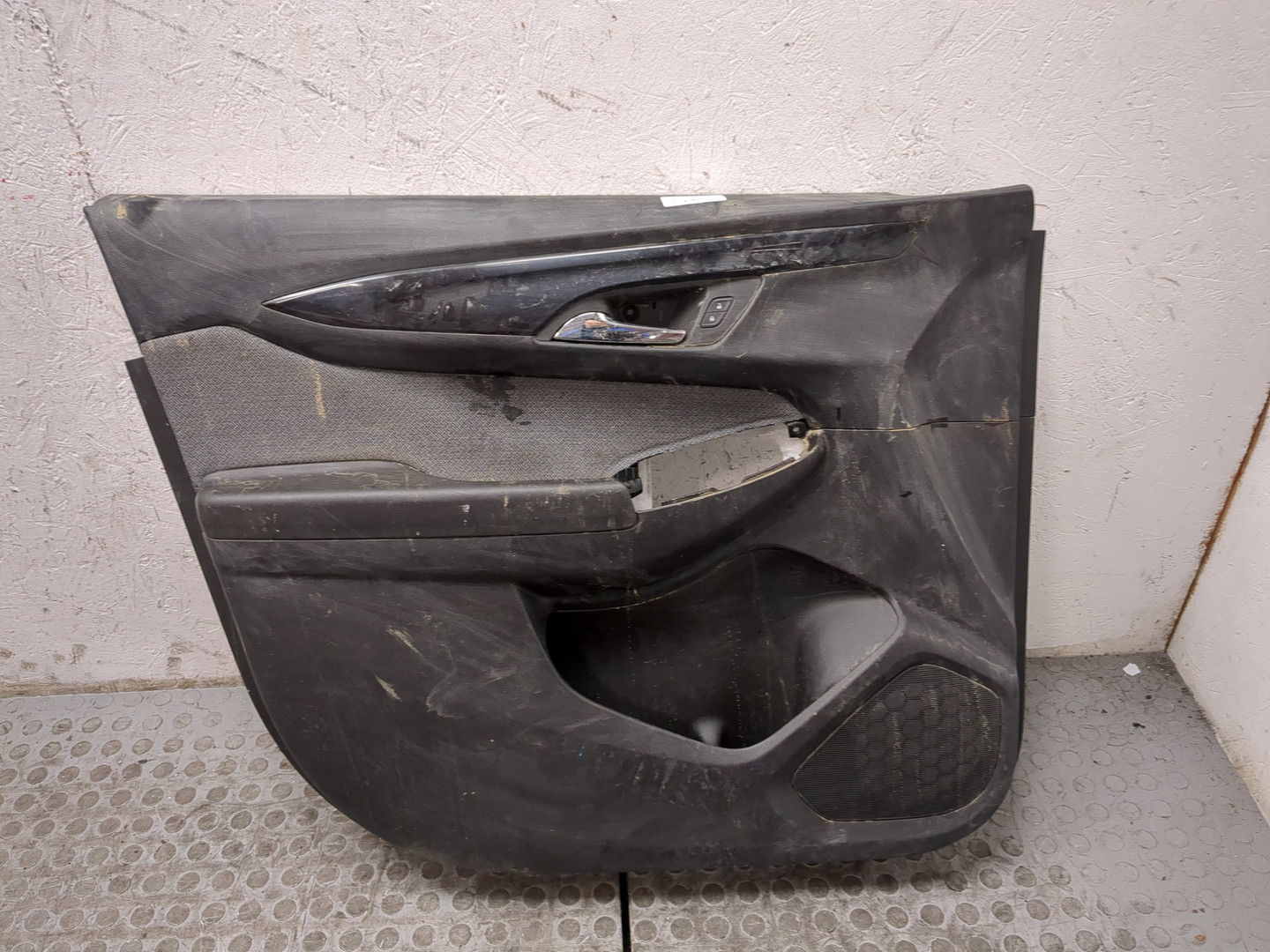 Обшивка двери передней левой