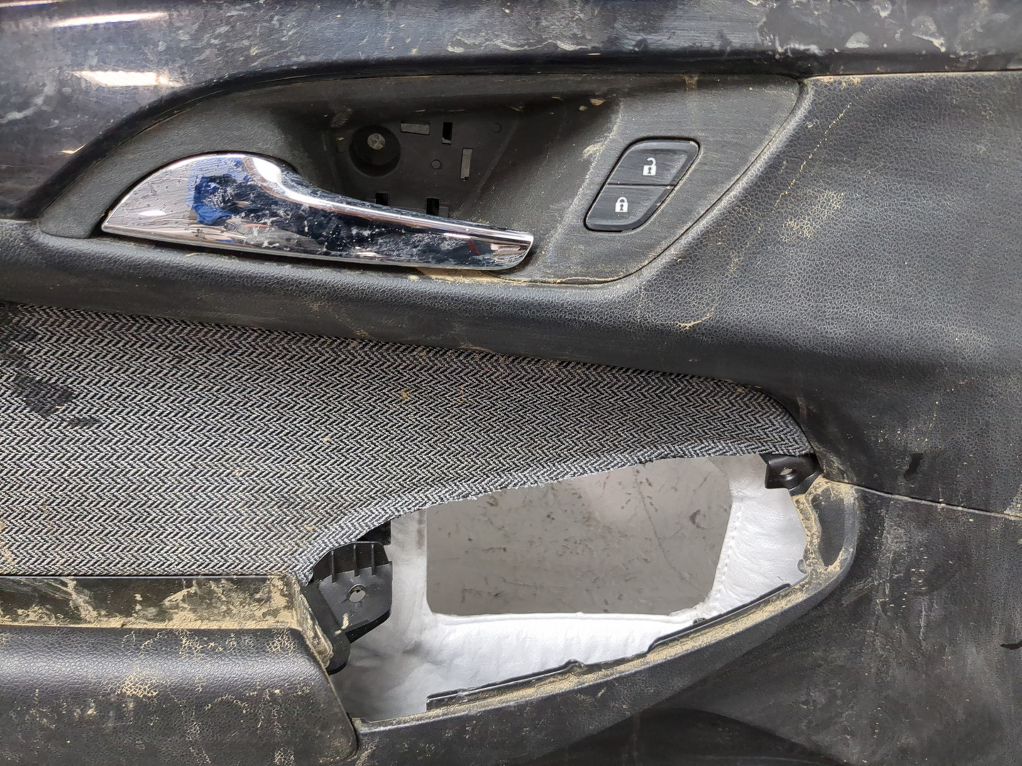 Обшивка двери передней левой