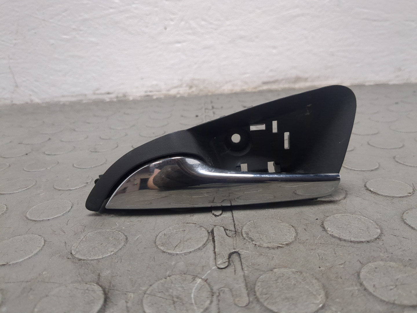 Ручка двери задней внутренняя левая